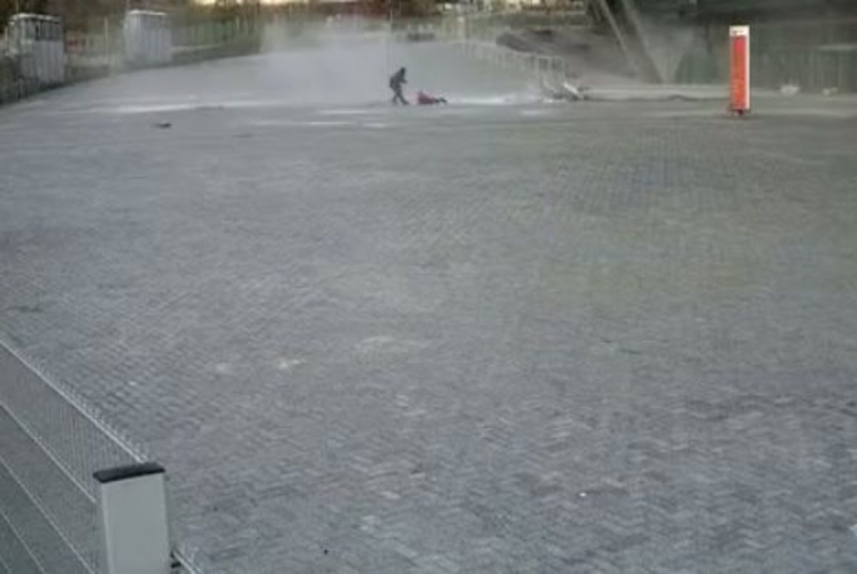 Βίντεο που κόβει την ανάσα! Οβίδα έπεσε σε γήπεδο (VIDEO)