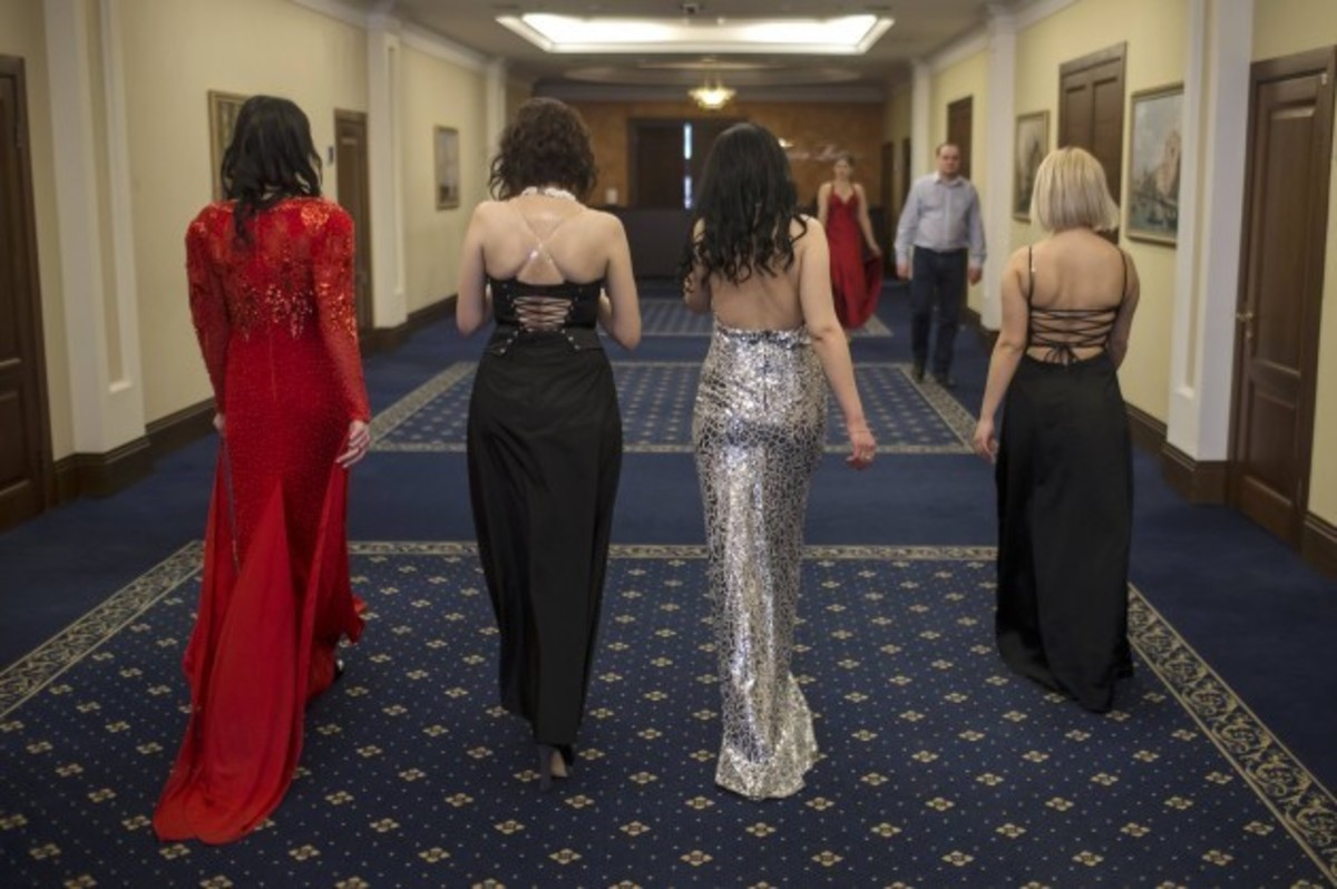 Από τις αρβύλες στις γόβες – Ουκρανές στρατιωτίνες σε πασαρέλα