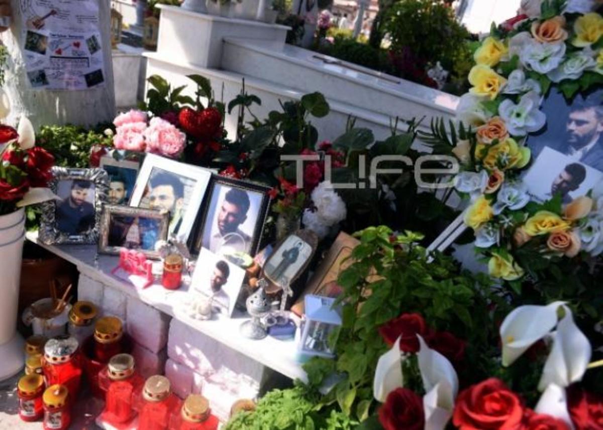 Παντελής Παντελίδης: Γέμισε λουλούδια και μηνύματα αγάπης ο τάφος του, πριν το μνημόσυνο