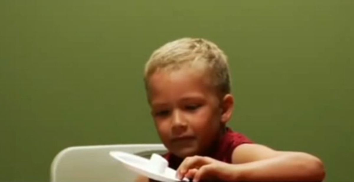 Μπορεί ένα παιδί να αντισταθεί στα γλυκά; – Δείτε τις αντιδράσεις τους σε βίντεο!