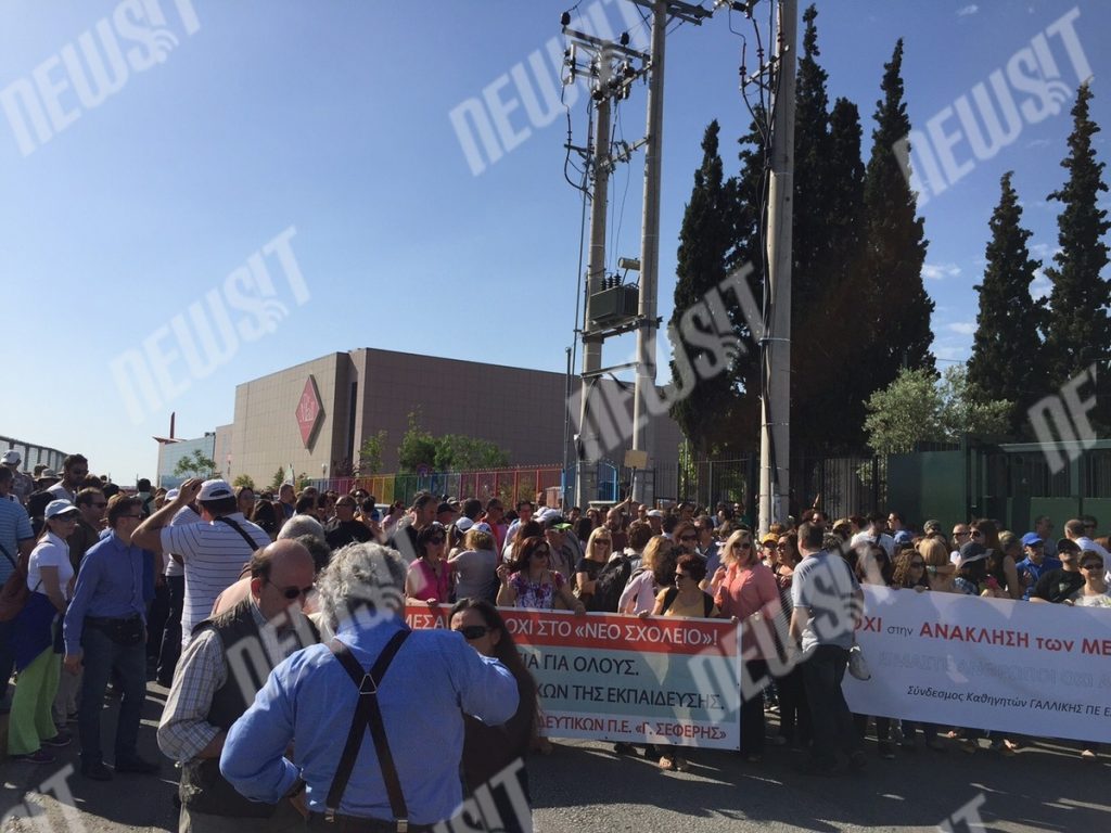 “Τάσο Κουράκη δεν είμαστε μπαλάκι” φώναξαν εκατοντάδες εκπαιδευτικοί – VIDEO
