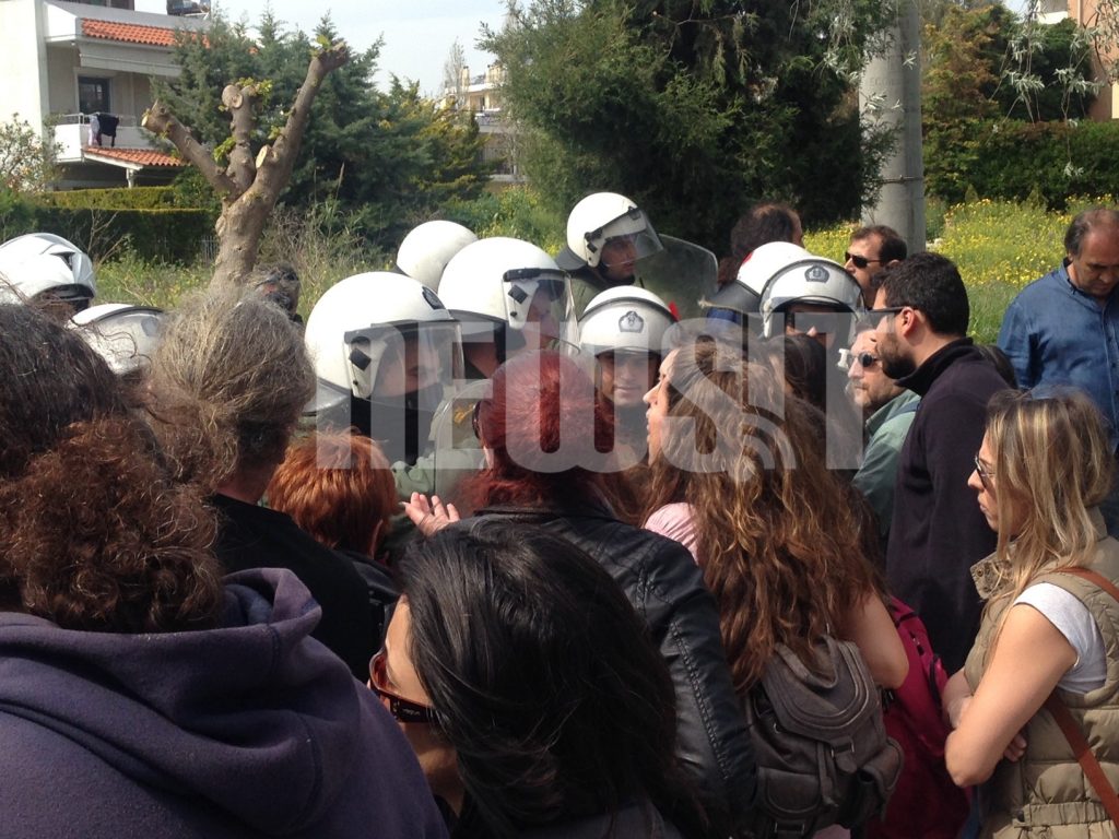 Ένταση και χημικά έξω από το Υπουργείο Παιδείας – Καθηγητές εμποδίζουν αξιολογητές να μπουν σε σεμινάριο