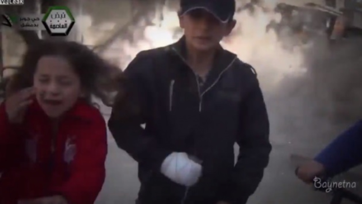 ΒΙΝΤΕΟ – ΣΟΚ από Συρία: Παιδιά βομβαρδίζονται ενώ μιλούν μπροστά σε τηλεοπτική κάμερα