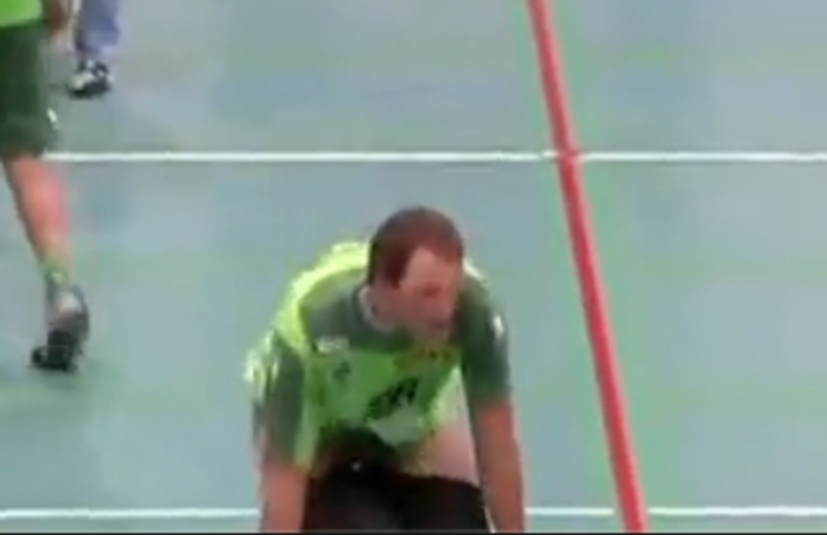 Κατέβασε το σορτσάκι και τα… έδειξε στους φιλάθλους (VIDEO)