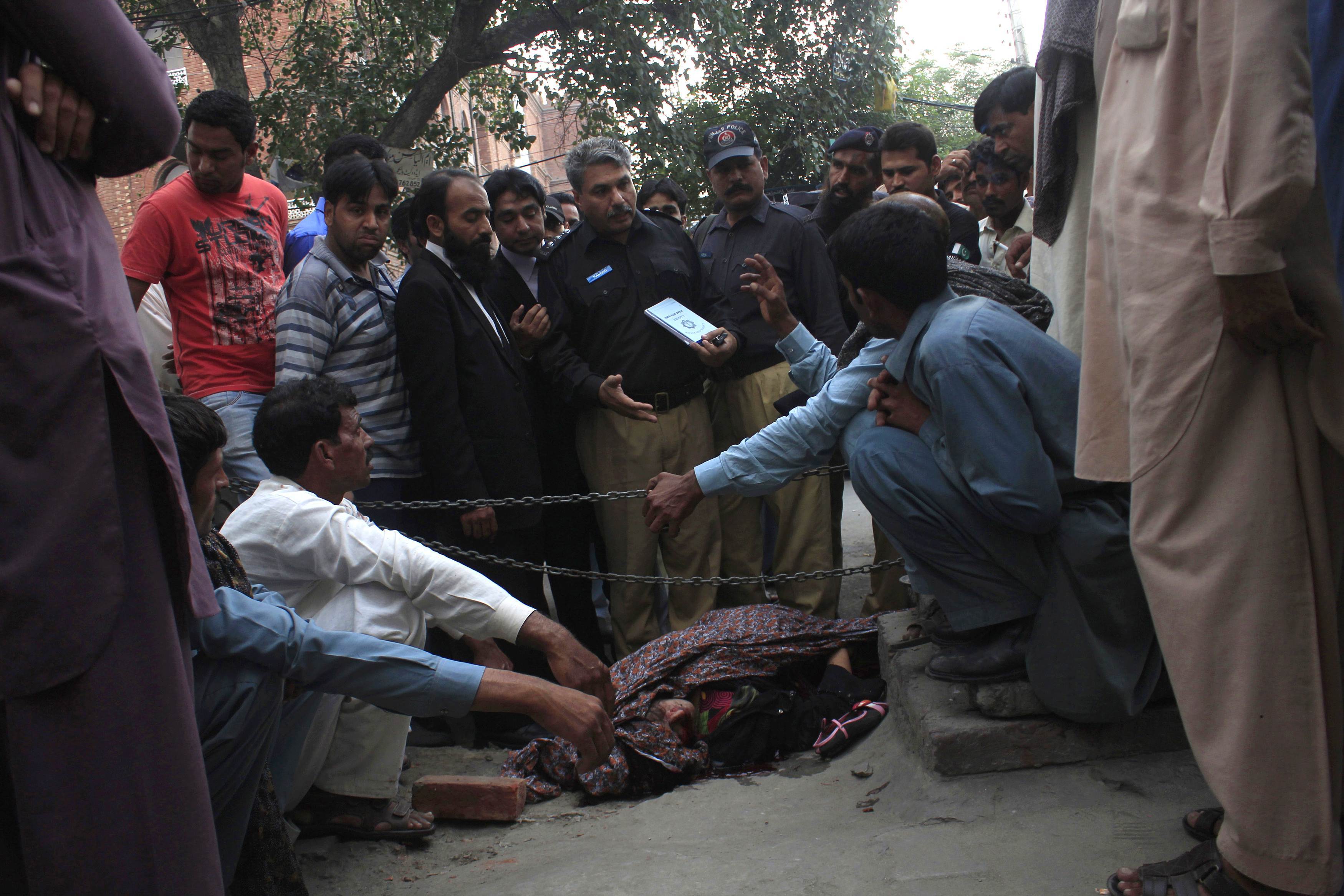 Πακιστάν: Οι συγγενείς της εγκύου που λιθοβολήθηκε ζητούσαν χρήματα για να μην το κάνουν!
