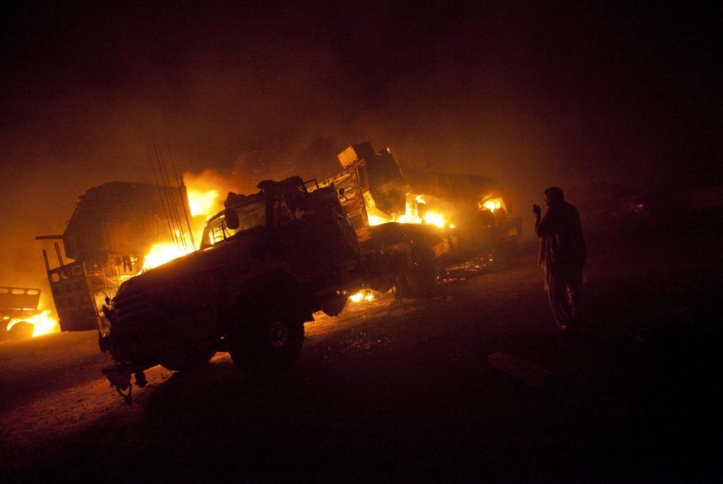 Η εικόνα τα λέει όλα. Παρανάλομα του πυρός έγινε η αυτοκινητοπομπή του ΝΑΤΟ και των αμερικανικών ενόπλων δυνάμεων. ΦΩΤΟ REUTERS