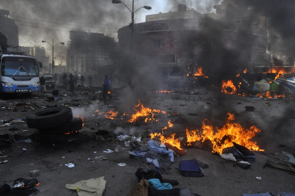 Θρήνος στο Πακιστάν μετά από βόμβα σε λεωφορείο