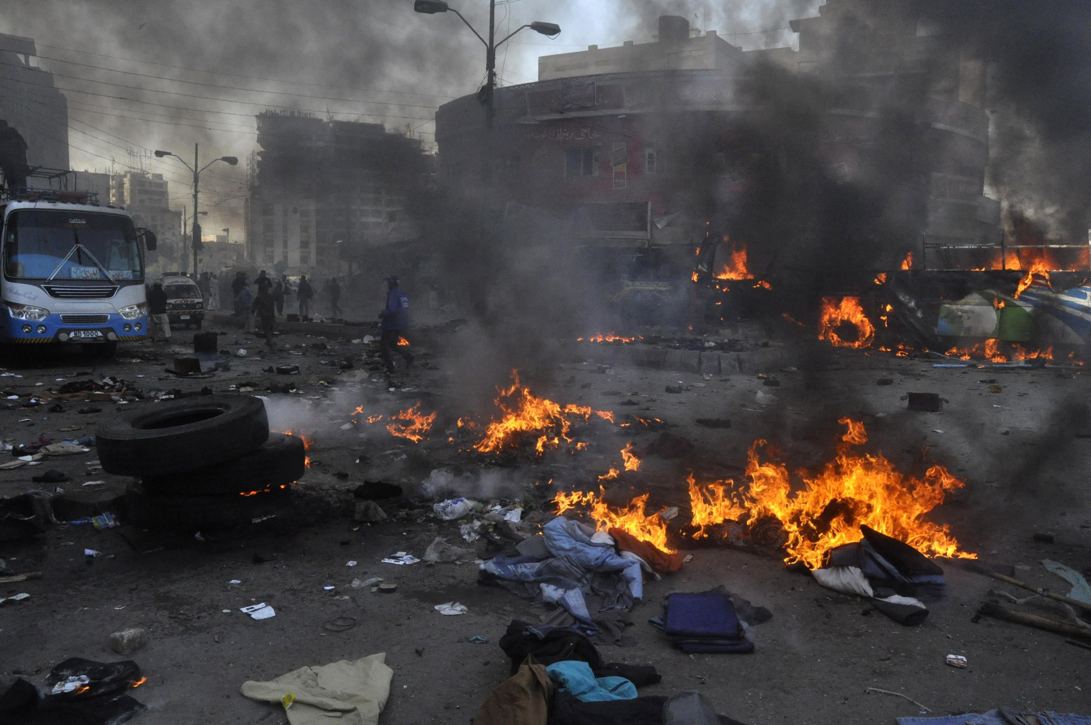 Θρήνος στο Πακιστάν μετά από βόμβα σε λεωφορείο