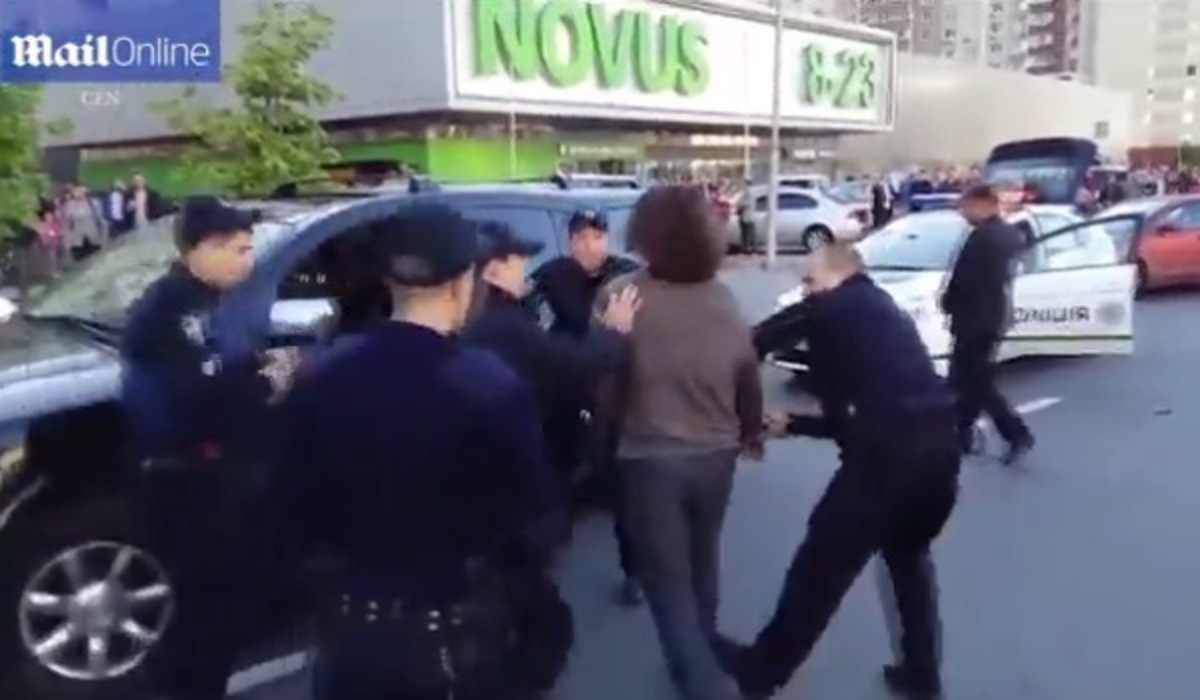 Ολυμπιονίκης παλαιστής εναντίον επτά αστυνομικών! Μπουνιά, γκλοπιά και αίματα (VIDEO)