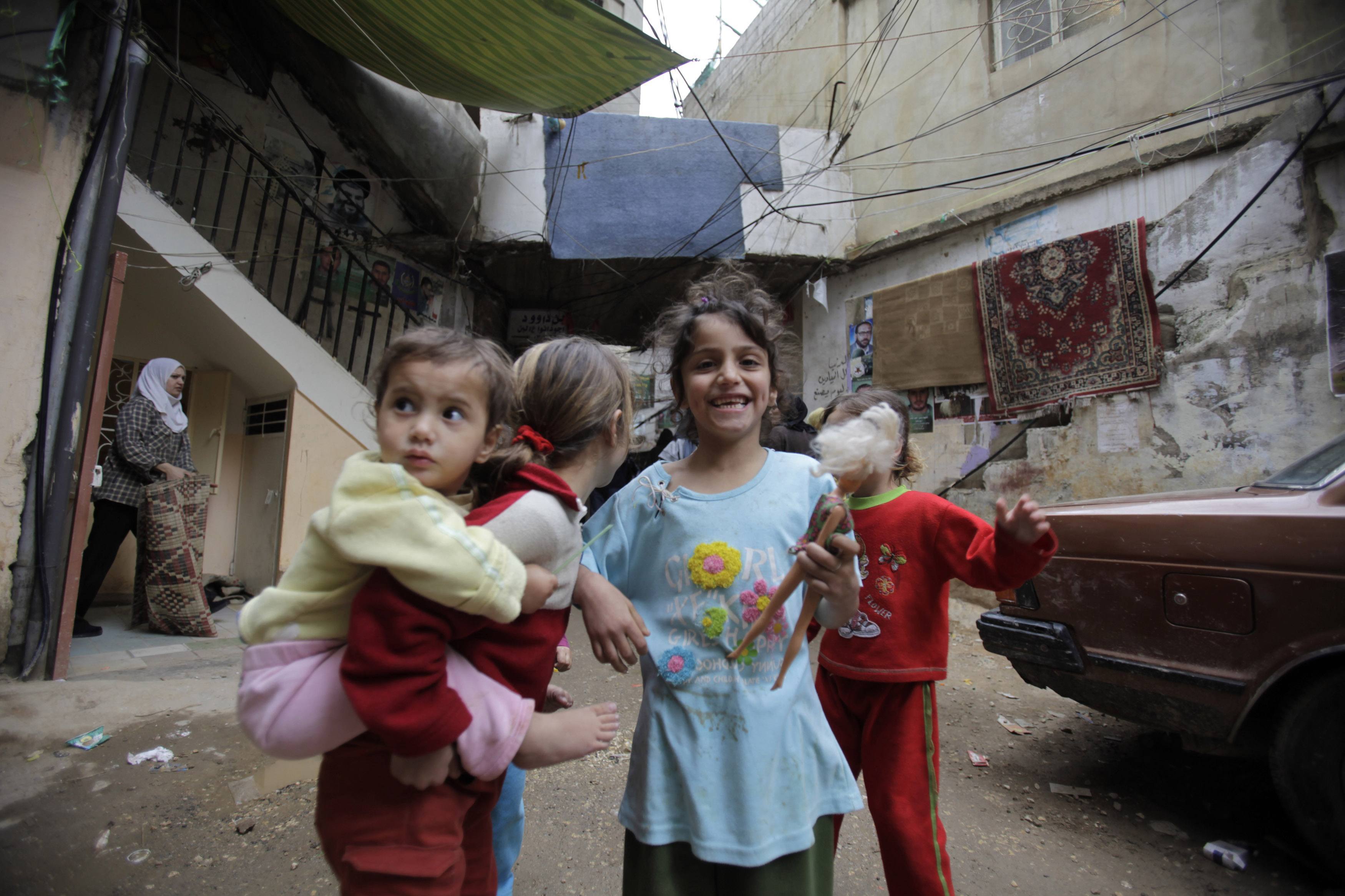 Μικροί παλαιστίνιοι χαμογελούν στον φακό. ΦΩΤΟ REUTERS