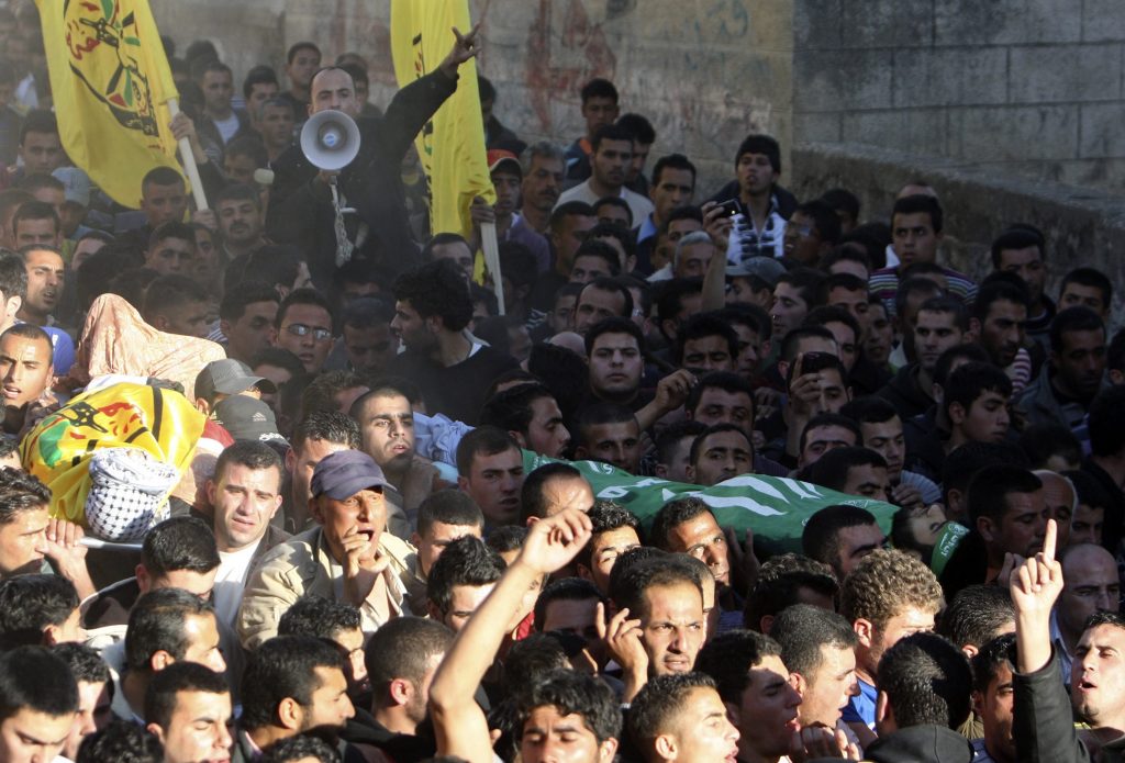 Παλαιστίνιοι σε κηδεία ενός από τα θύματα των πολλαπλών επιδρόμών. ΦΩΤΟ REUTERS