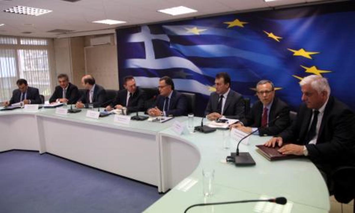 Νέο “μαχαίρι” στους “εξοπλισμούς” για να μην κοπούν μισθοί μέσα στο 2012 – Για του χρόνου …βλέπουμε