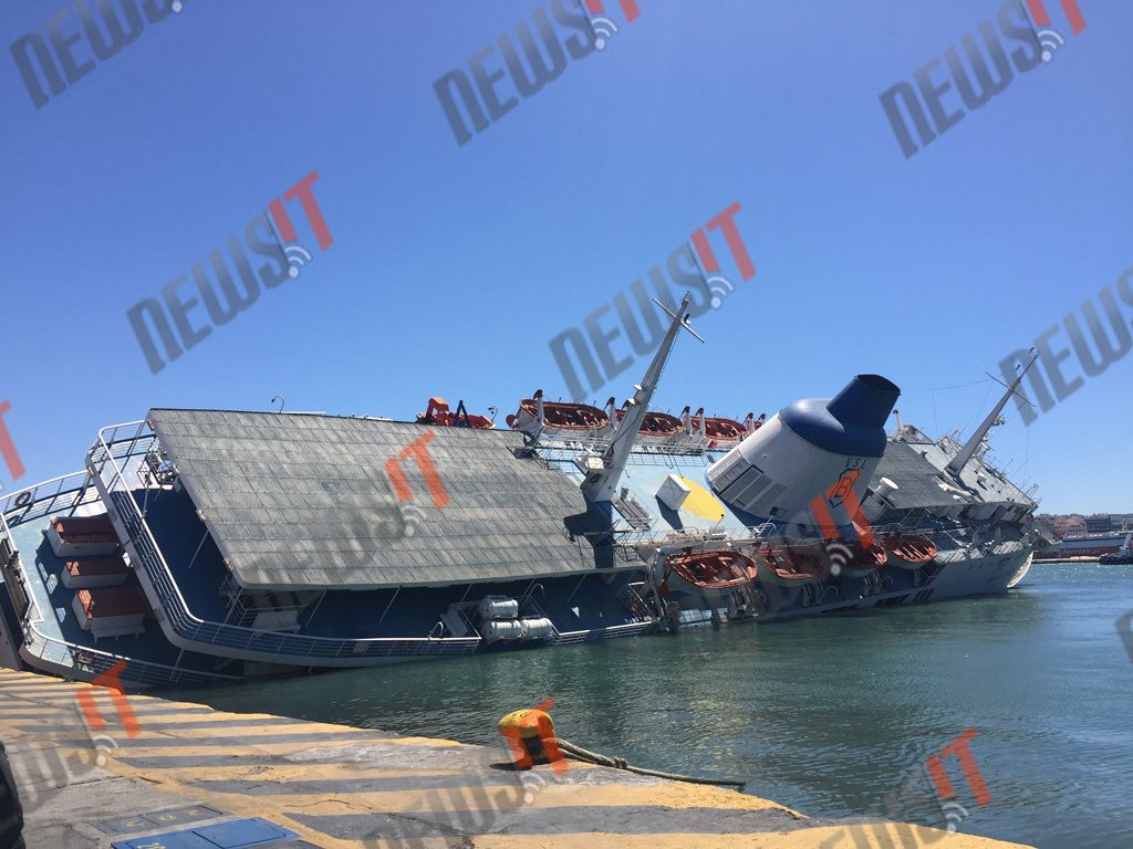 Βυθίζεται το Παναγία Τήνου στο λιμάνι του Πειραιά! ΦΩΤΟ – ΒΙΝΤΕΟ