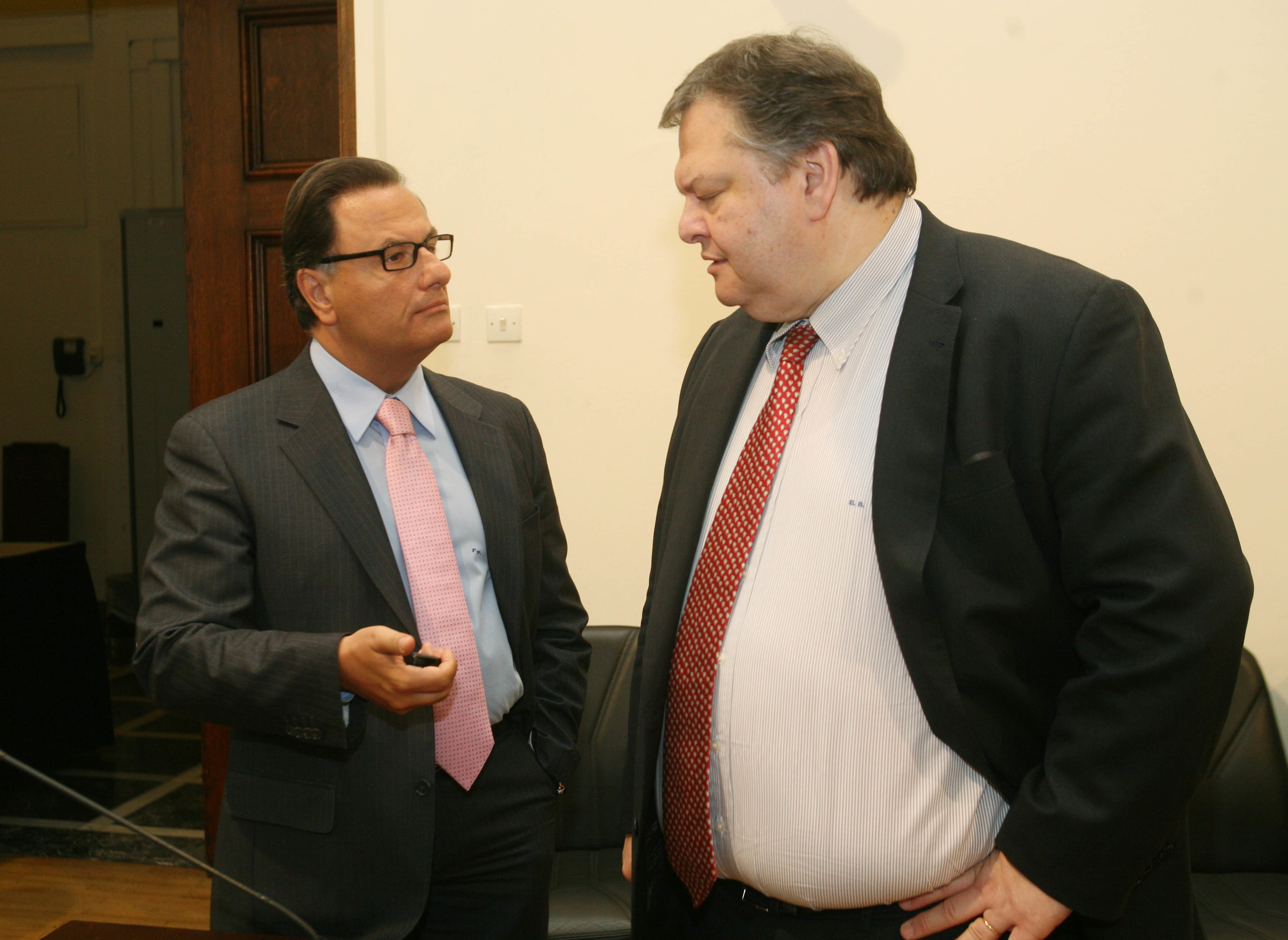 Περικοπές στην Άμυνα: Θα “υπογράψουν” τα τρία κόμματα της κυβέρνησης το “πιστοποιητικό θανάτου” των ΕΔ;