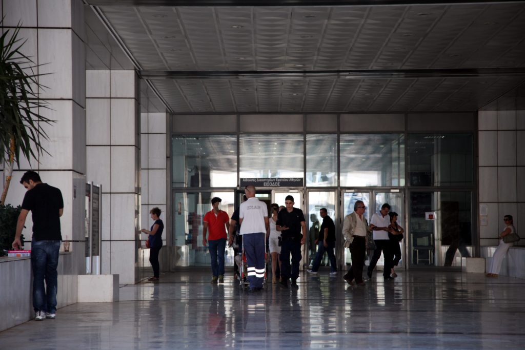 Παραδόθηκε ο πρώην αντιπρύτανης Γετίμης που κατηγορείται για το σκάνδαλο στο Πάντειο