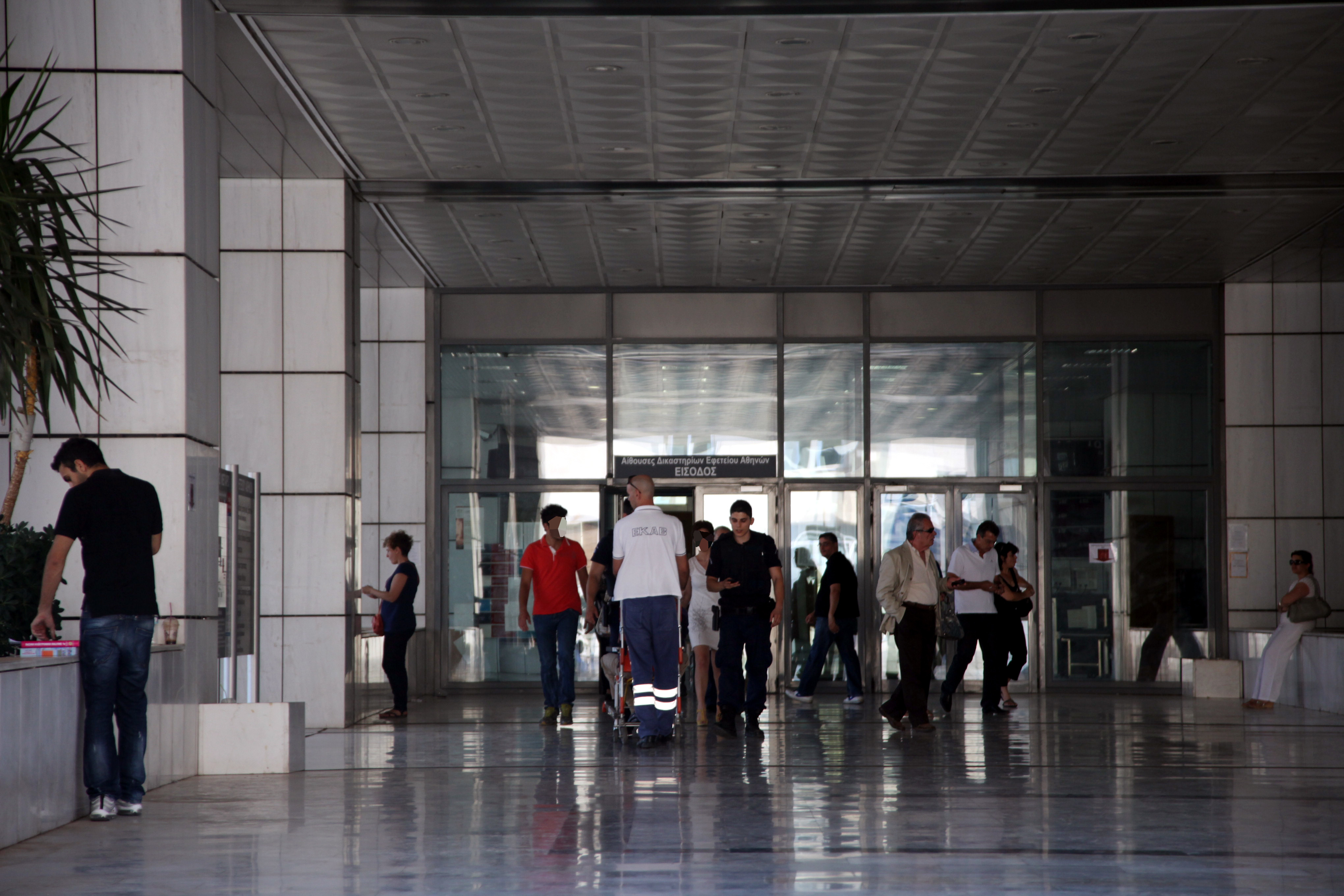 Παραδόθηκε ο πρώην αντιπρύτανης Γετίμης που κατηγορείται για το σκάνδαλο στο Πάντειο