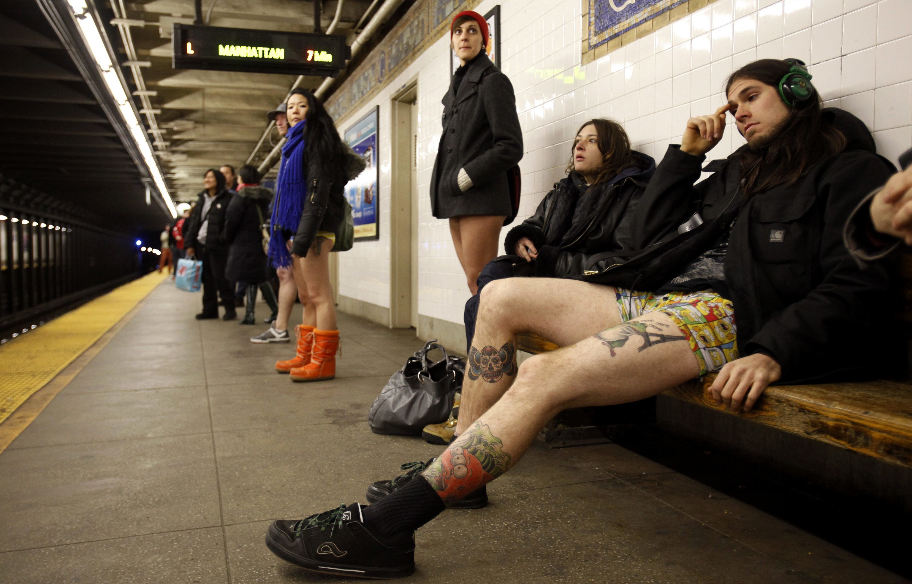 Без штанов без цензуры. Нью Йорк метро без штанов. Люди в метро Нью Йорка. Андеграунд люди. Андеграунд девушки.