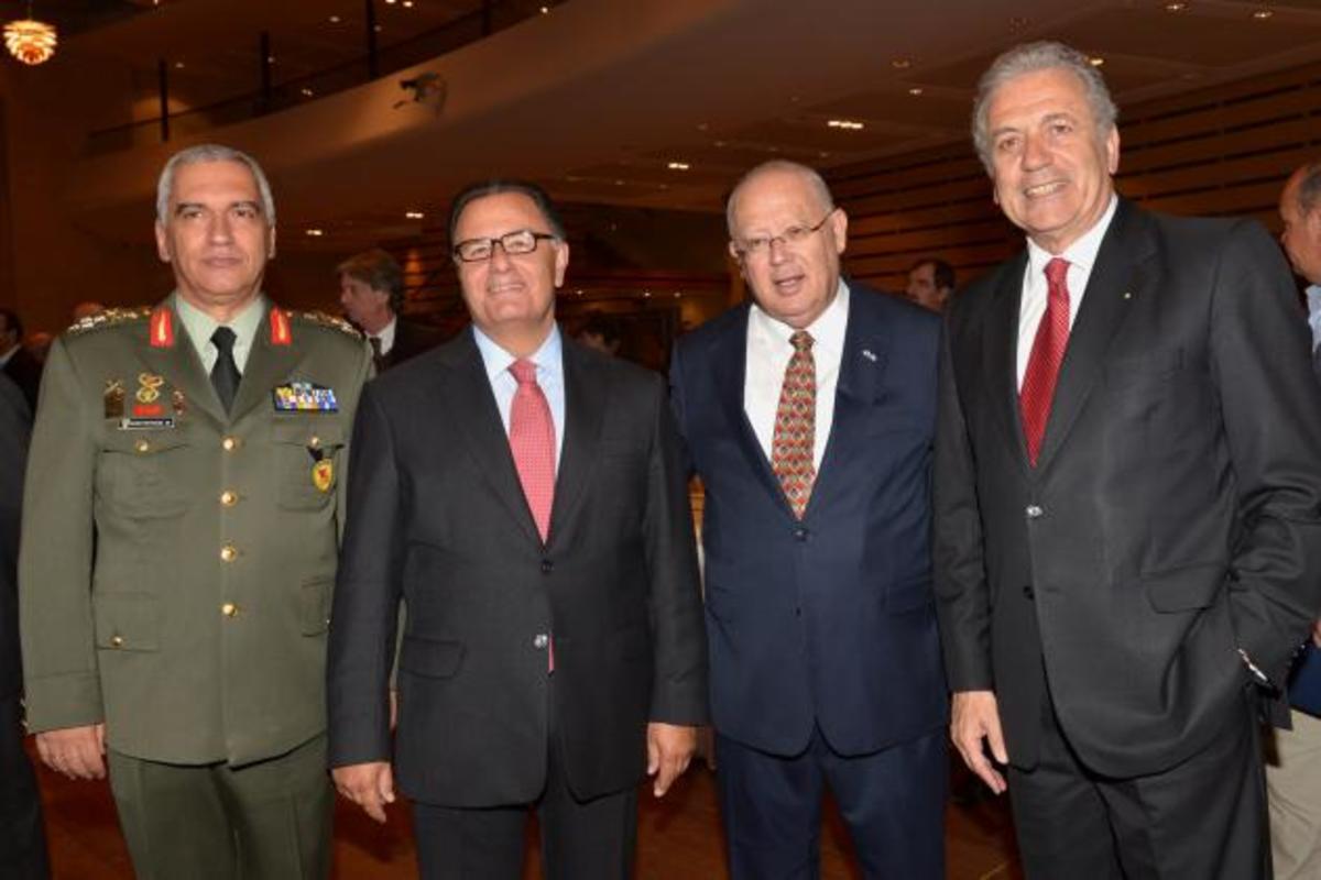 Ανασχηματισμός: Πώς συνδέονται Βενιζέλος – Αβραμόπουλος – Παναγιωτόπουλος