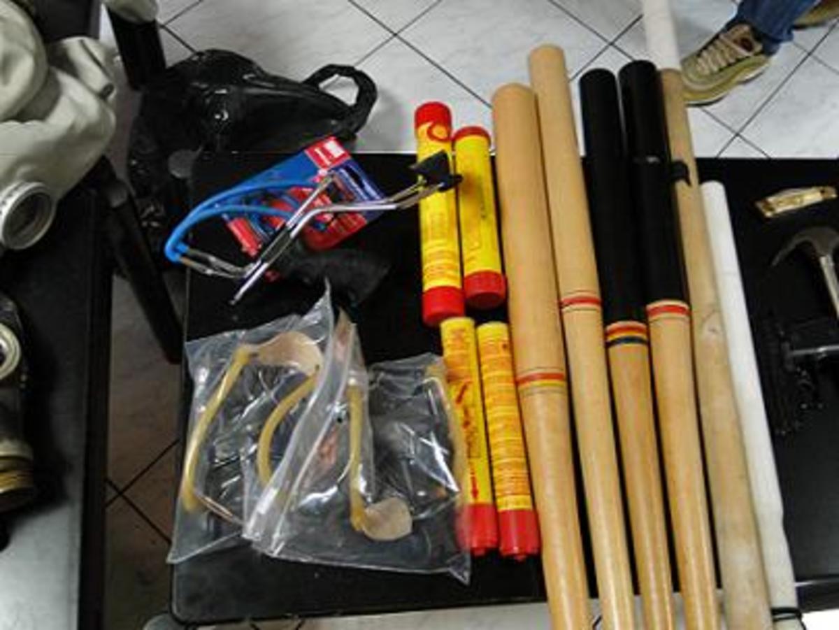 Τα αντικείμενα που βρήκε η αστυνομία στο σύνδεσμο οπαδών του ΠΑΟΚ.