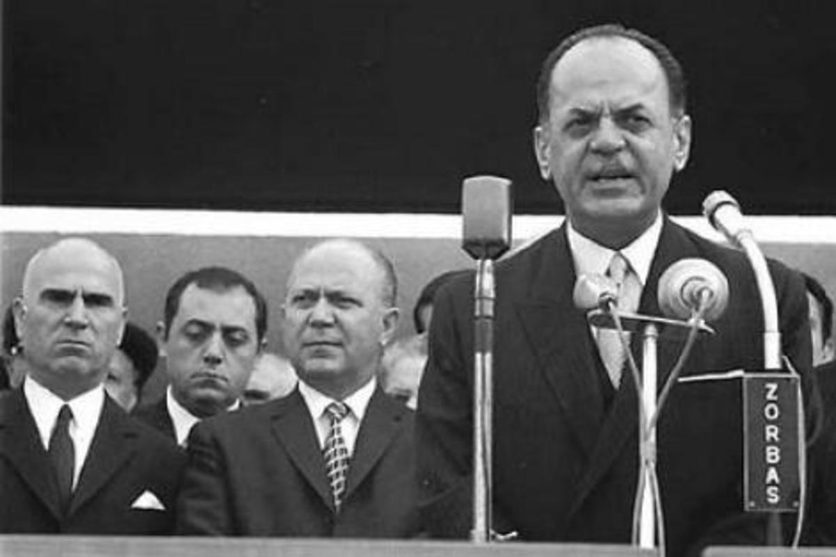 “Απαγορεύεται το συνομπρελίζεσθαι”! Οι απίθανες διαταγές της χούντας!