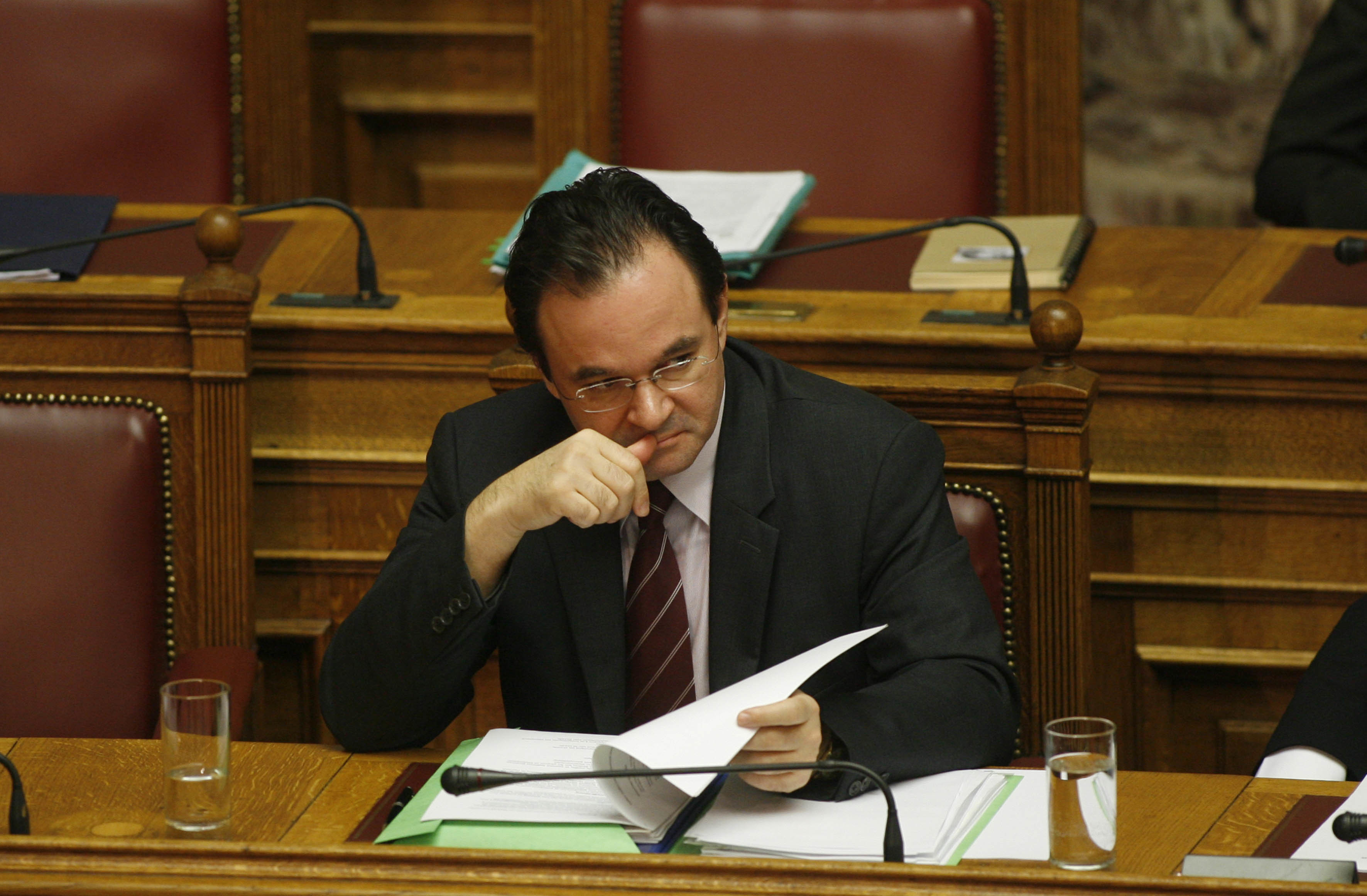 Ο υπουργός Οικονομικών Γ.Παπακωνσταντίνου ενώ...τρώει τα νύχια του. Άλλωστε το άγχος και το στρες για την οικονομία είναι μεγάλο. ΦΩΤΟ EUROKINISSI