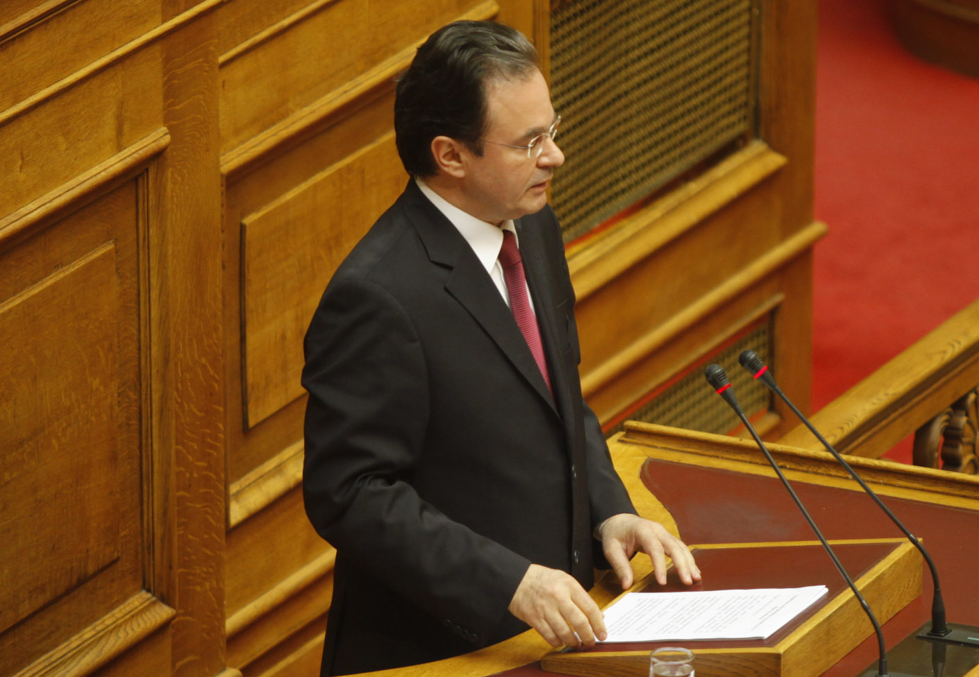 Για κακούργημα παραπέμφθηκε ο Γ. Παπακωνσταντίνου με 234 ψήφους – Με δάκρυα στα μάτια δήλωσε αθώος – Η άγρια επίθεση σε Βενιζέλο και Διώτη
