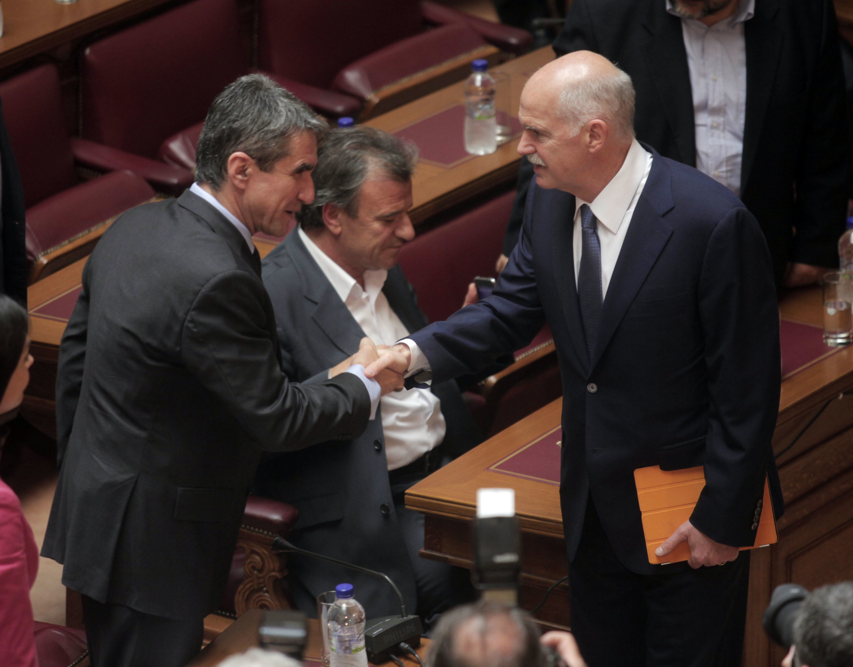 Τρικλοποδιές προς το συνέδριο