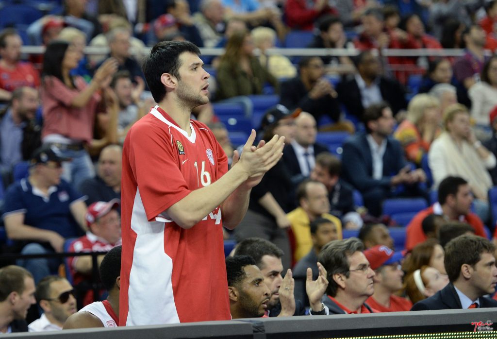 Ο Κώστας Παπανικολάου ευχαρίστησε του ανθρώπους του Ολυμπιακού  ΦΩΤΟ NEWSPORTS.