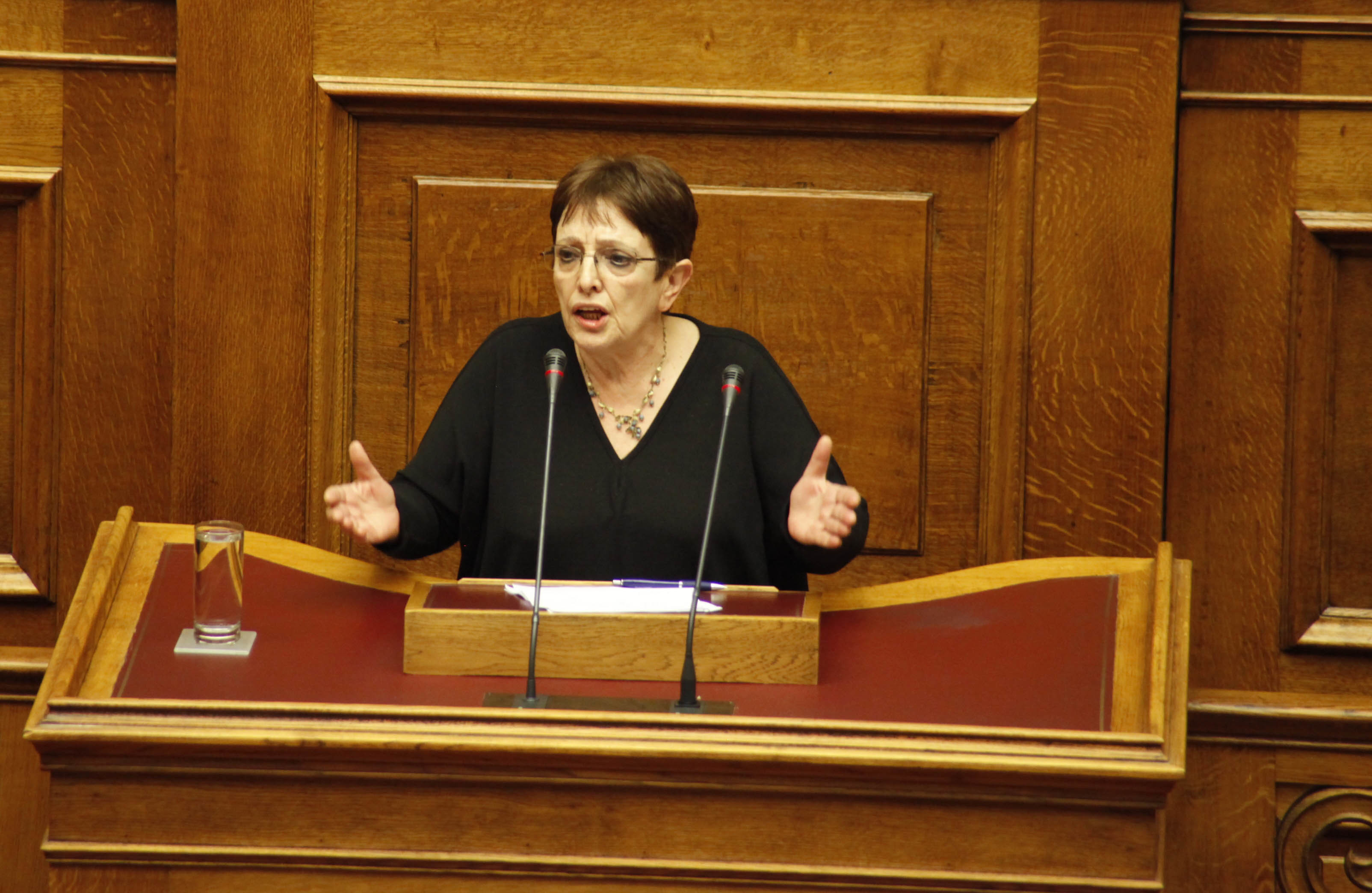 Παπαρήγα: “Ο πρωθυπουργός λέει ψέματα οτι δεν θα υπάρξουν νεα μέτρα”