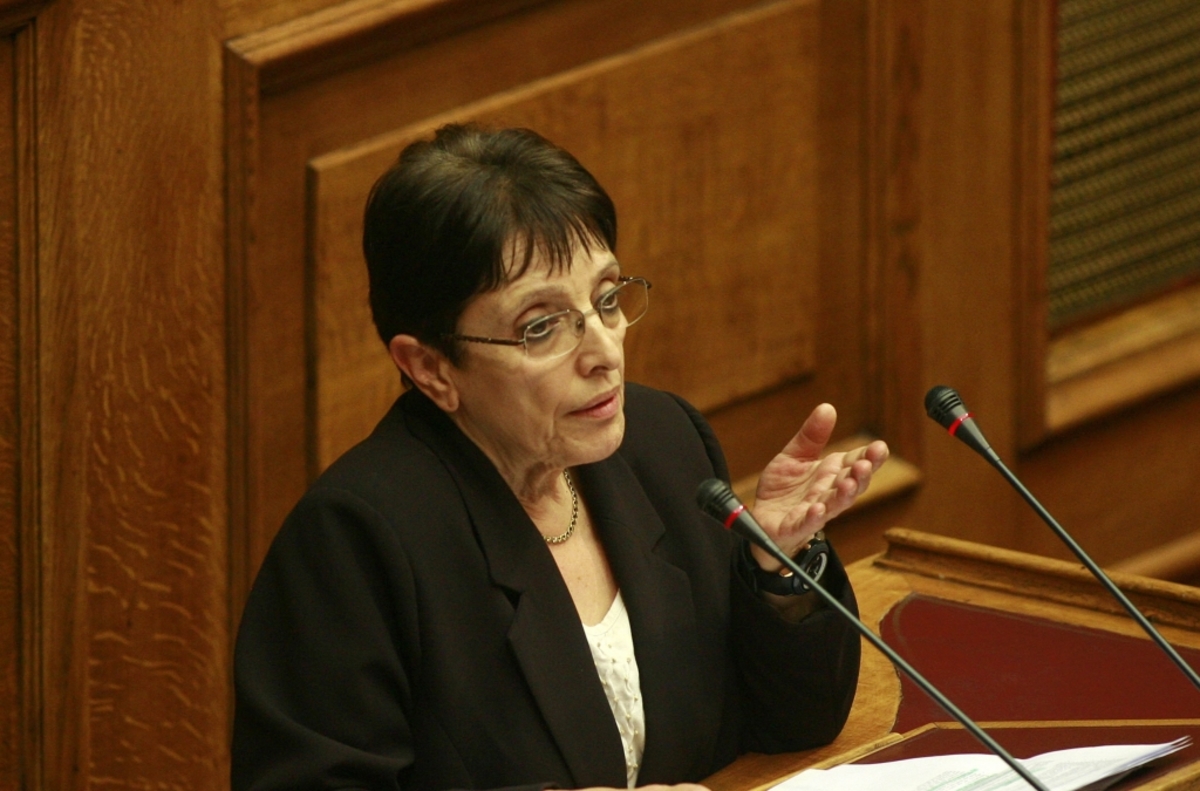 Αγρια κόντρα Παπαρήγα Καρατζαφέρη στη Βουλή