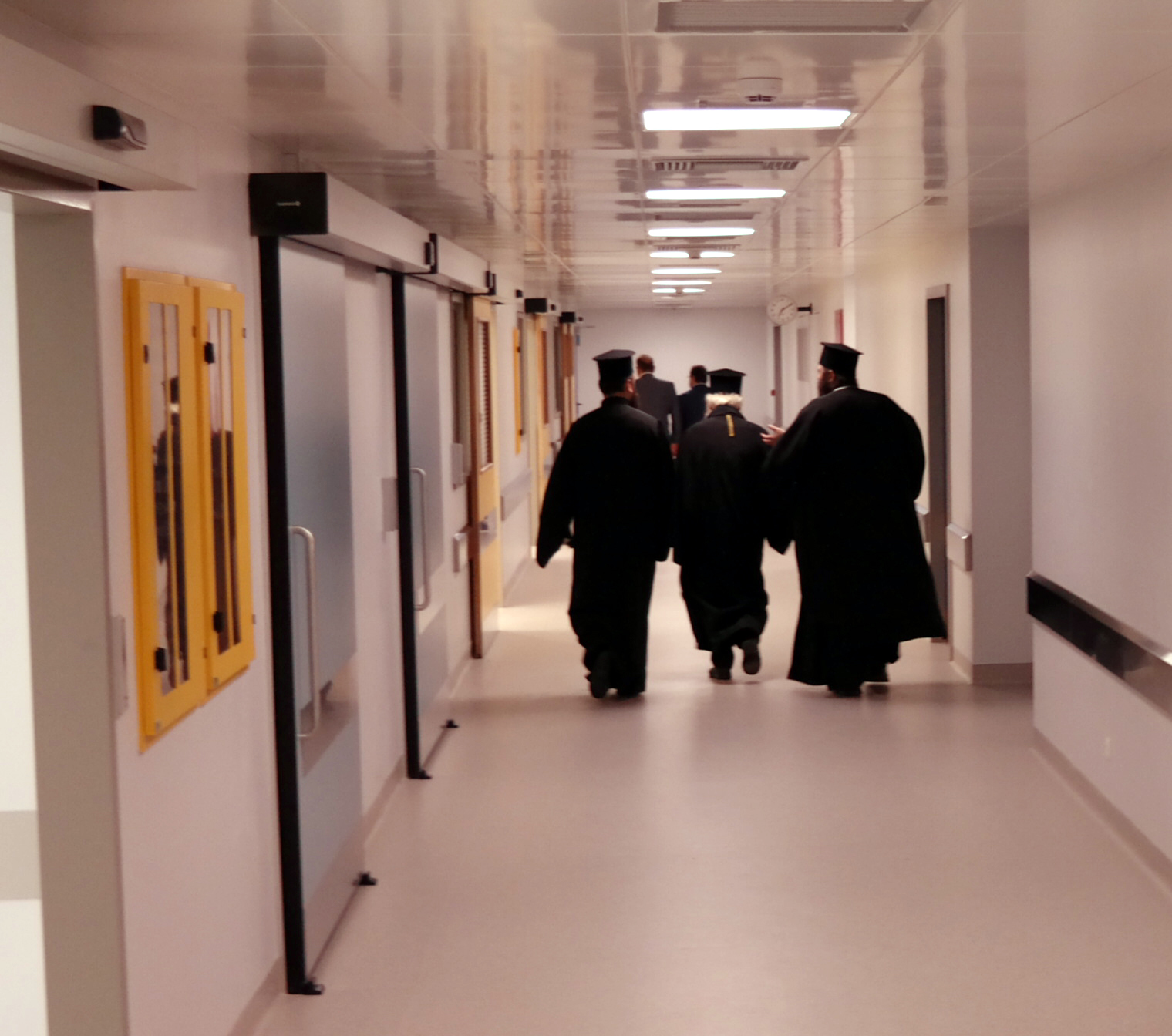 Πριν τελειώσει το ευχέλαιο, οι… “δαίμονες” της σήκωσαν το σπίτι!