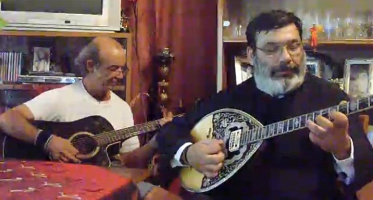 Ένας παπάς… ρεμπέτης! Δείτε τον επί τω έργω (VIDEO)
