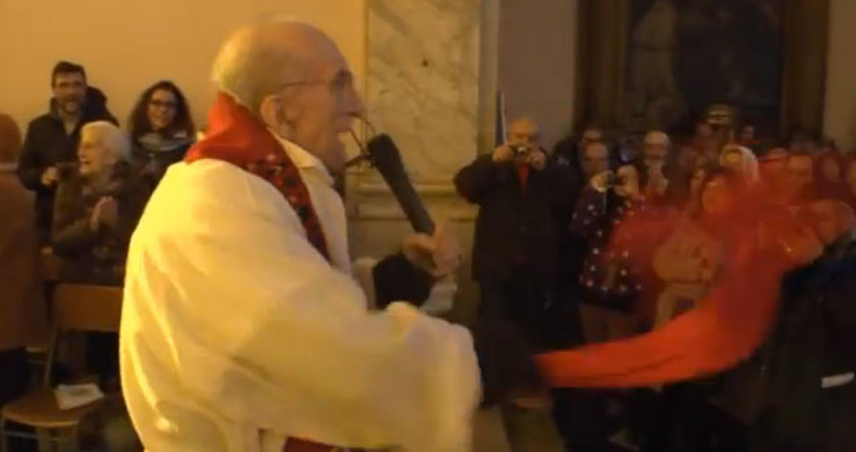 Υπέροχη ερμηνεία του ύμνου κατά του φασισμού “Bella Ciao” από ιερέα