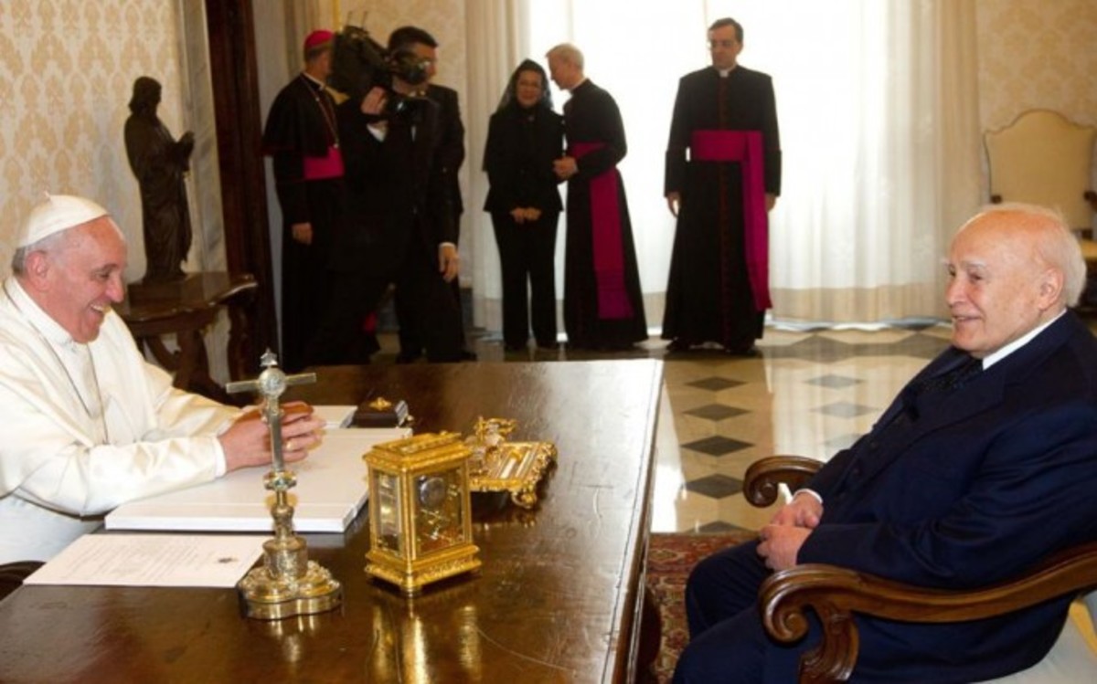 Ο Πάπας έστειλε τηλεγράφημα στον Κ. Παπούλια… εν πτήσει