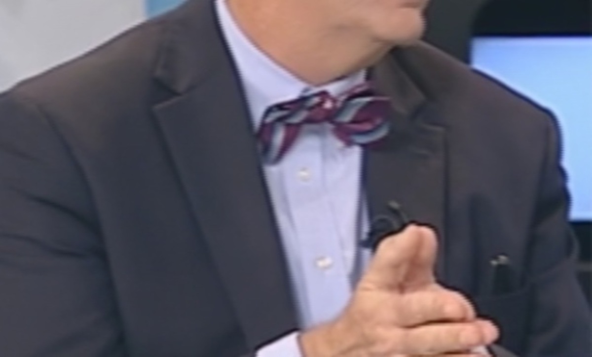 Ποιος εμφανίστηκε με μοβ ριγέ παπιγιόν σε εκπομπή της ΝΕΤ;