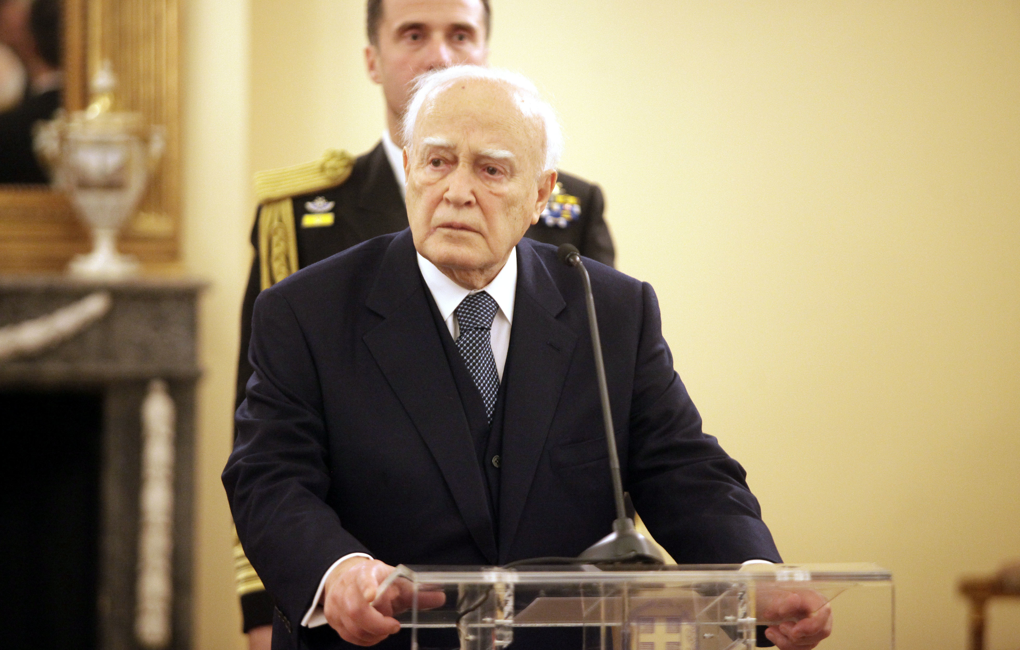 Ιστορική ομιλία του Κάρολου Παπούλια! Απείλησε τη Γερμανία με προσφυγή στη Χάγη για τις γερμανικές αποζημιώσεις – Τα μηνύματα προς την κυβέρνηση