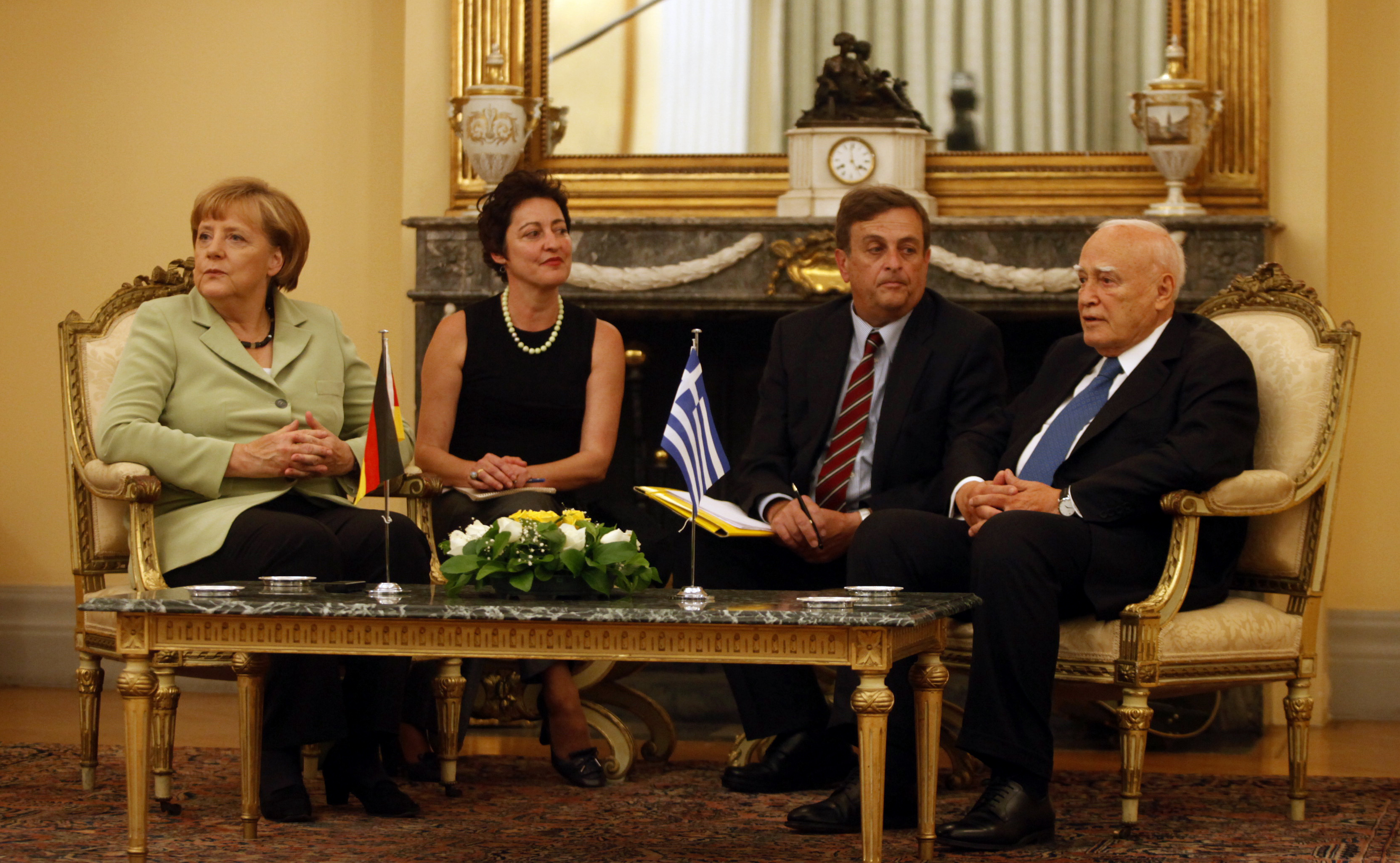Παπούλιας προς Μέρκελ: Ο ελληνικός λαός έχει σχεδόν εξαντλήσει την αντοχή του