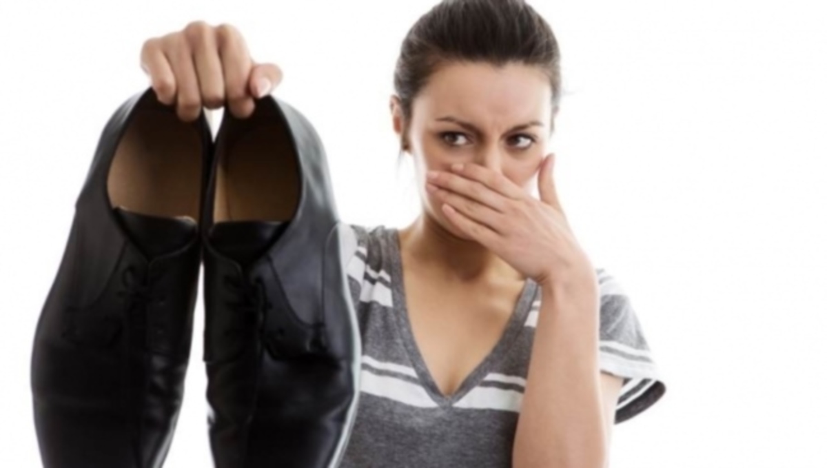 Τι να κάνετε για να μην μυρίζουν ποτέ ξανά άσχημα τα παπούτσια σας