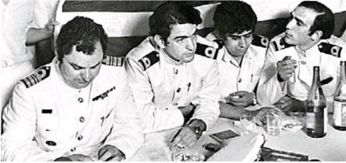 Ο Κυβερνήτης Ν.Παππάς αποχαιρετά το ΒΕΛΟΣ του – Όλοι οι ναύαρχοι σε στάση προσοχής