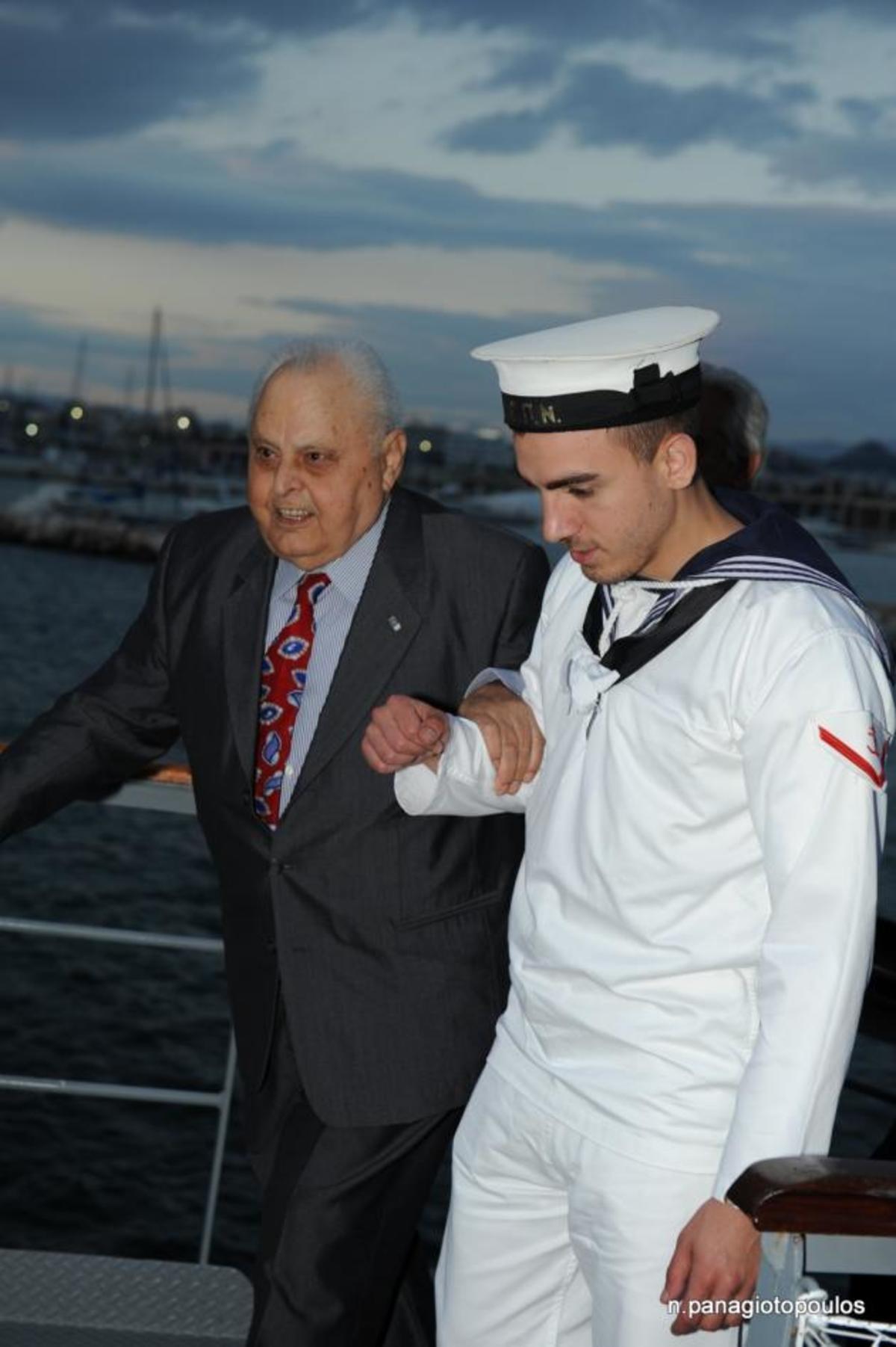 Ένας αντιστράτηγος αποχαιρετά τον Νίκο Παππά
