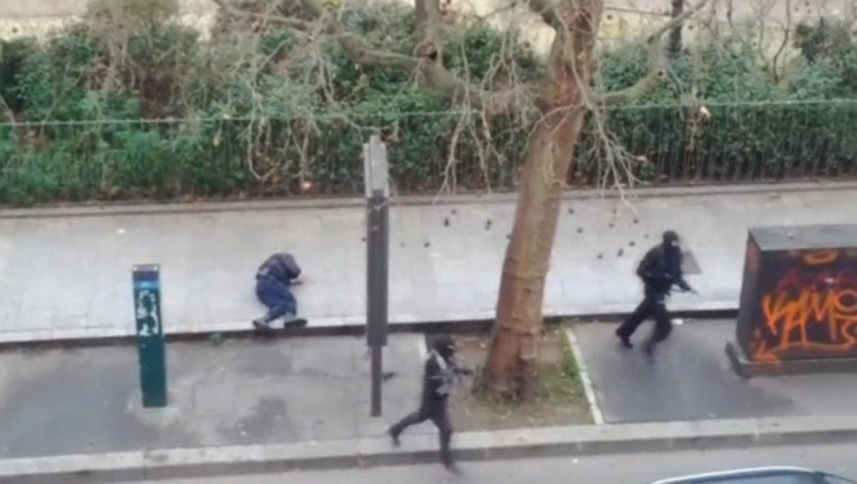 Γαλλία: Στα χέρια της αστυνομίας ο ένας από τους μακελάρηδες του Charlie Hebdo – Πάνοπλοι αστυνομικοί και στρατιώτες αναζητούν ακόμη δύο εκτελεστές