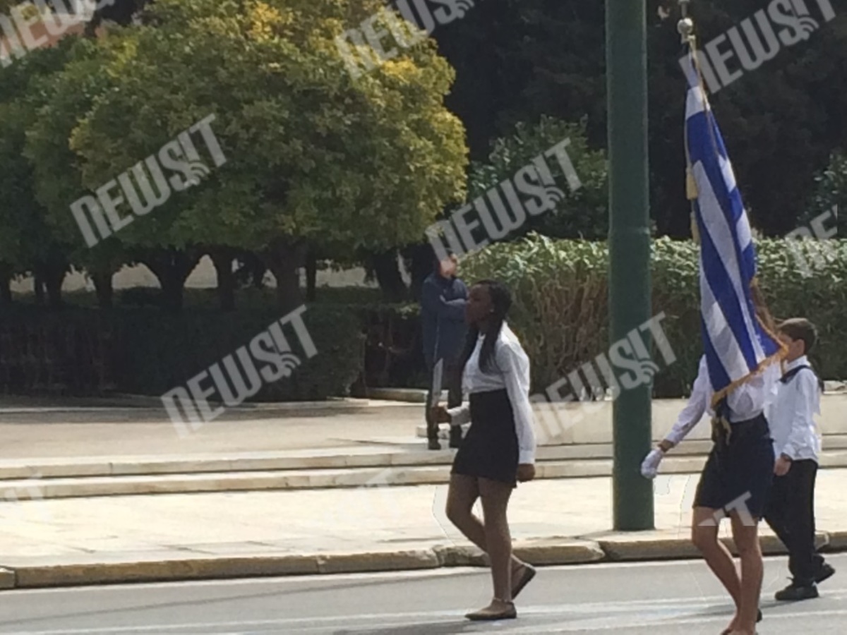 Η Φιλιππινέζα σημαιοφόρος, η έγχρωμη παραστάτρια και οι δωδεκάποντες γόβες!