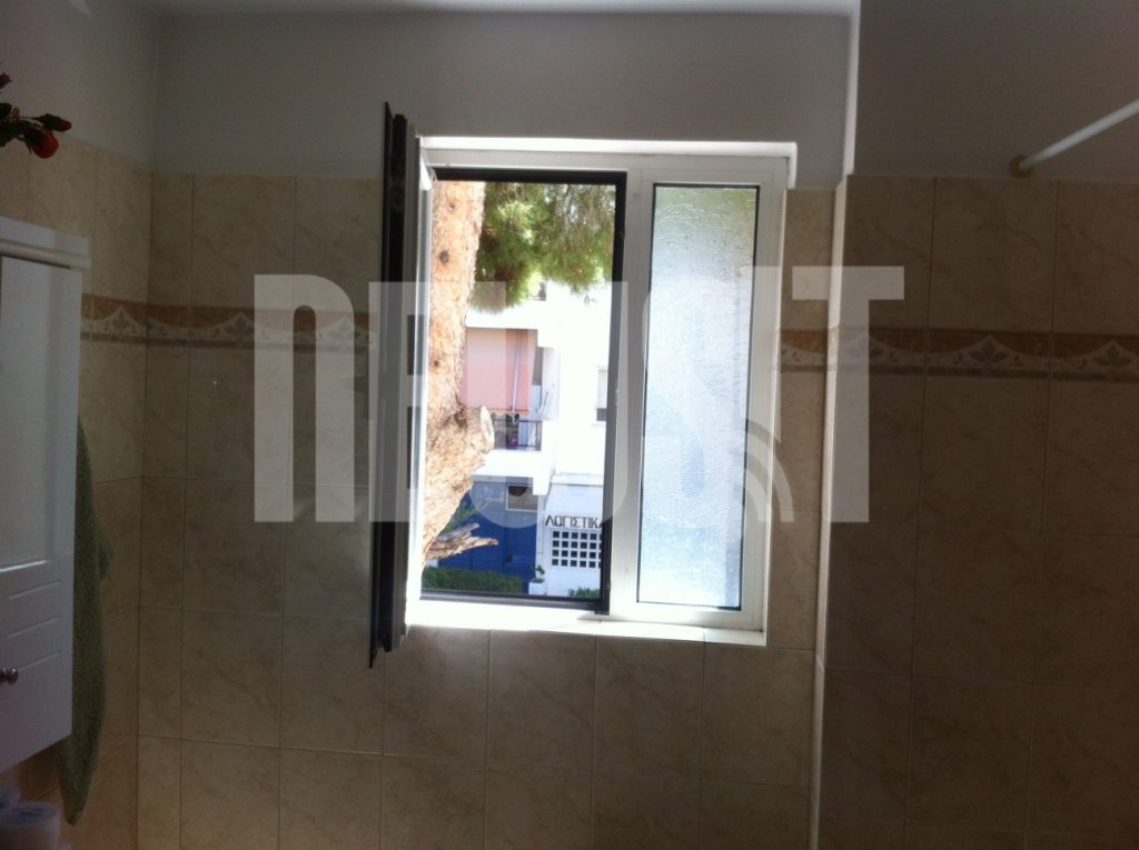 Τρυπώνουν όπου βρουν πόρτα ανοιχτή! Βαριά οπλισμένοι κακοποιοί μπαίνουν στα σπίτια και χτυπούν τα θύματά τους ακόμα και αν δεν αντισταθούν!