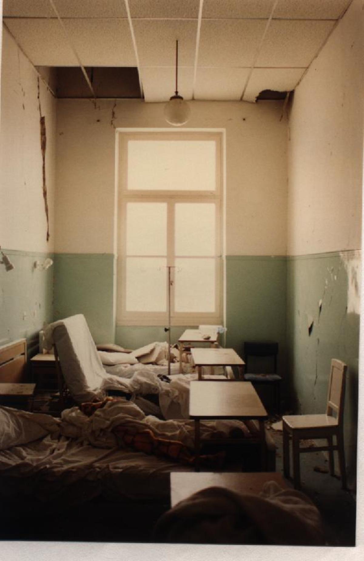 Πτώση ψευδοροφών πάνω σε κλίνες ασθενών σε Νοσοκομείο κατά τη διάρκεια σεισμού. Δεν υπάρχει προδιαγραφή για “αντισεισμική στήριξη ψευδοροφών”.
