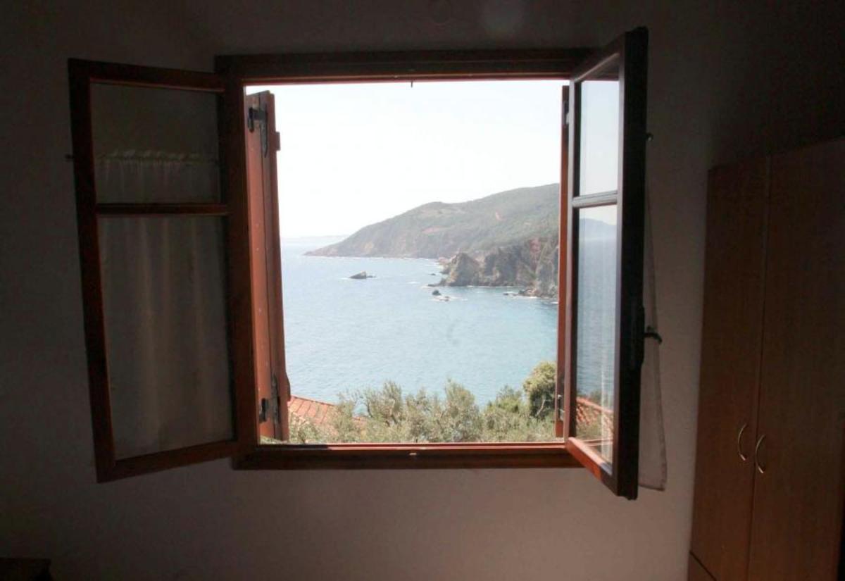 Πήραν τα παραθυρόφυλλα!