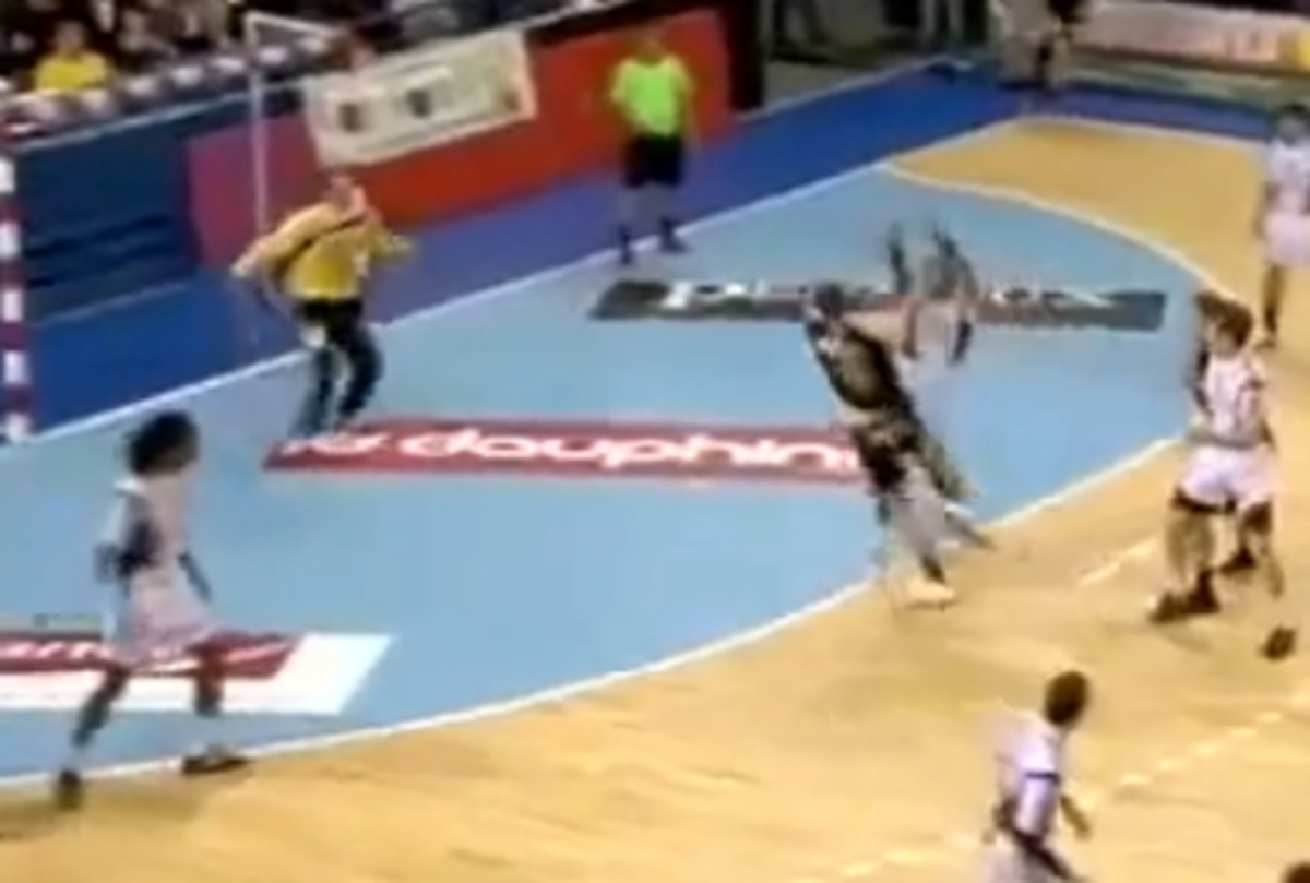 Απίστευτο! – Απέκρουσε ο τερματοφύλακας και σκόραρε στην άλλη εστία(VIDEO)