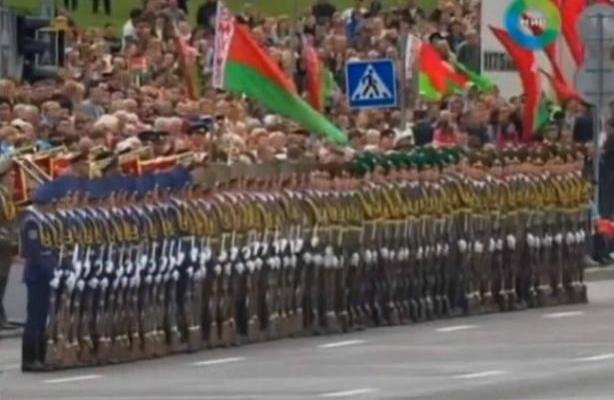 Η πιο εντυπωσιακή παρέλαση που έχει γίνει ποτέ – Οι στρατιώτες έγιναν ντόμινο!