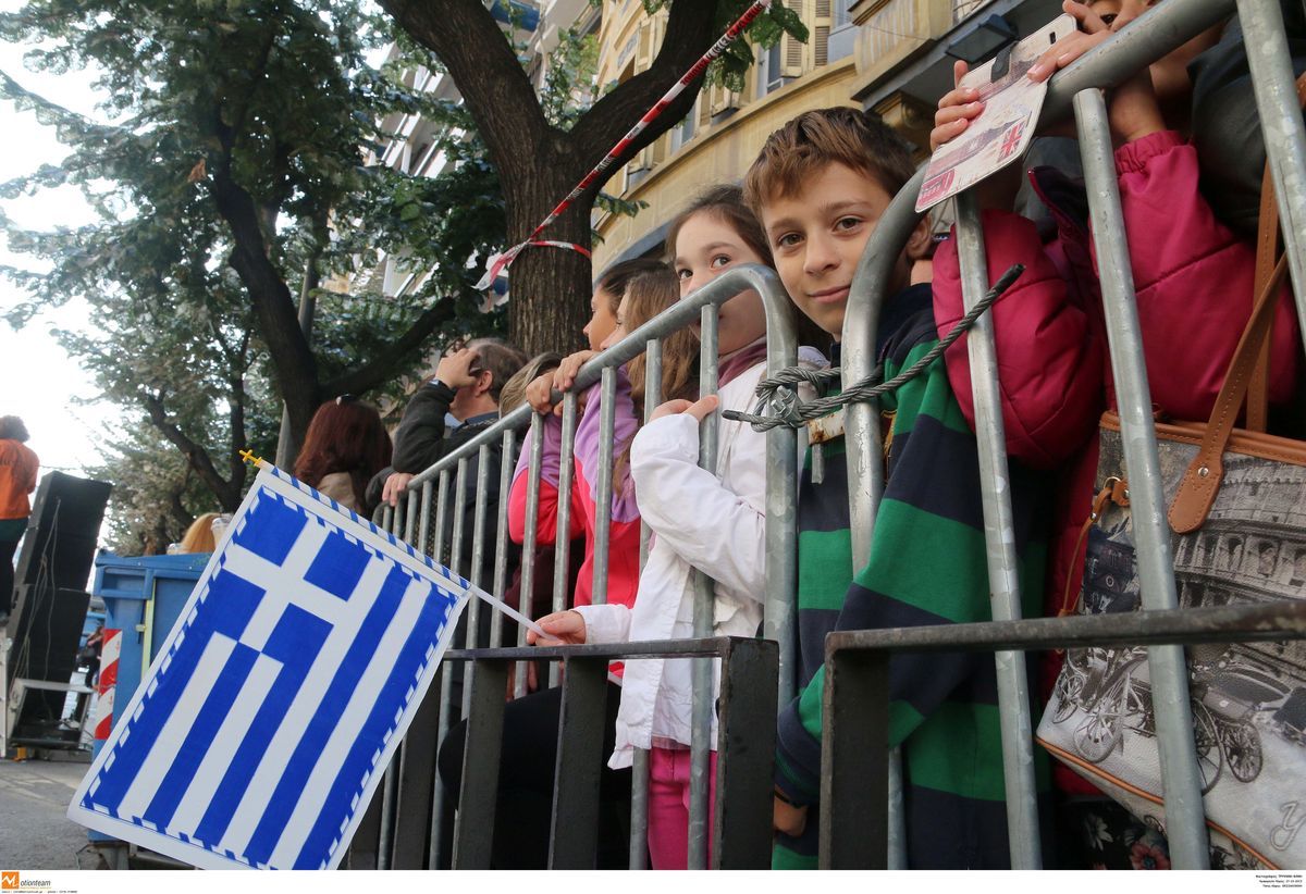 Έξαλλος ο υπουργός με τα κάγκελα στην παρέλαση της Θεσσαλονίκης
