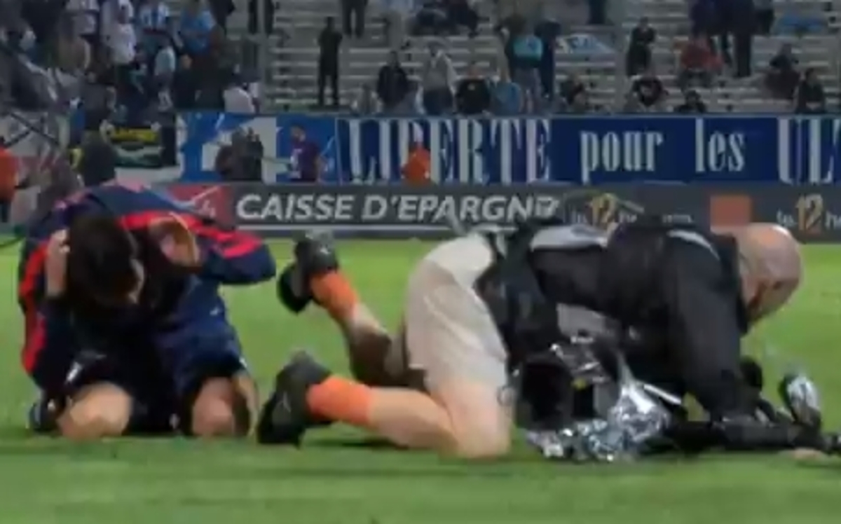 Ο Λαβέτσι… γκρέμισε καμεραμάν μετά το θρίαμβο της Παρί (VIDEO)