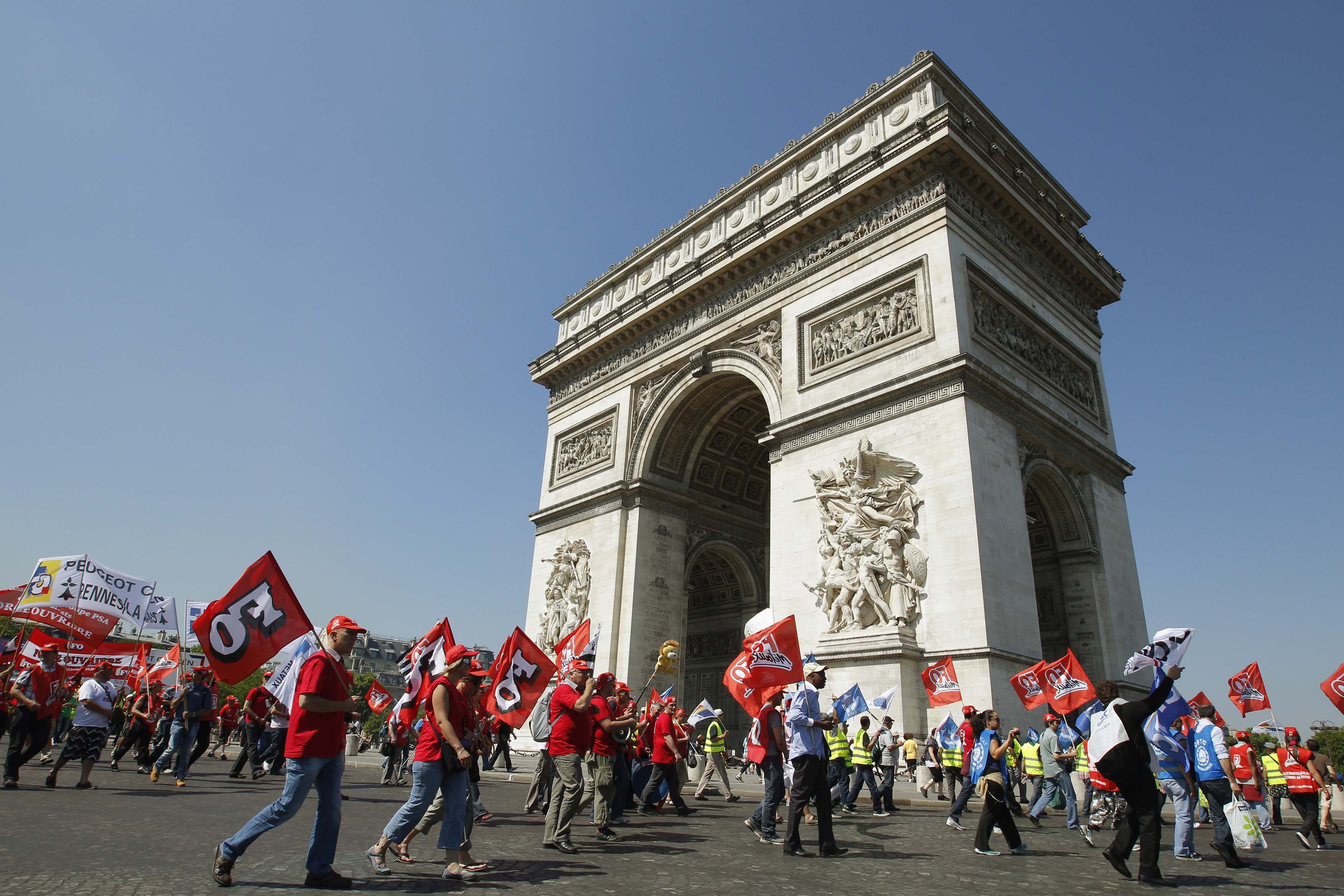 “Μπόνους” για οικολογικό αυτοκίνητο τάζει η γαλλική κυβέρνηση την ώρα που συνεχίζονται οι διαδηλώσεις – ΦΩΤΟ